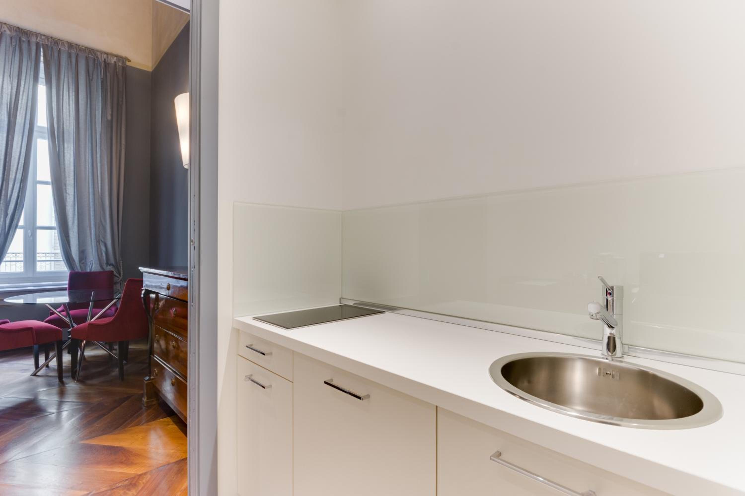 Deluxe Suite - Photo 8