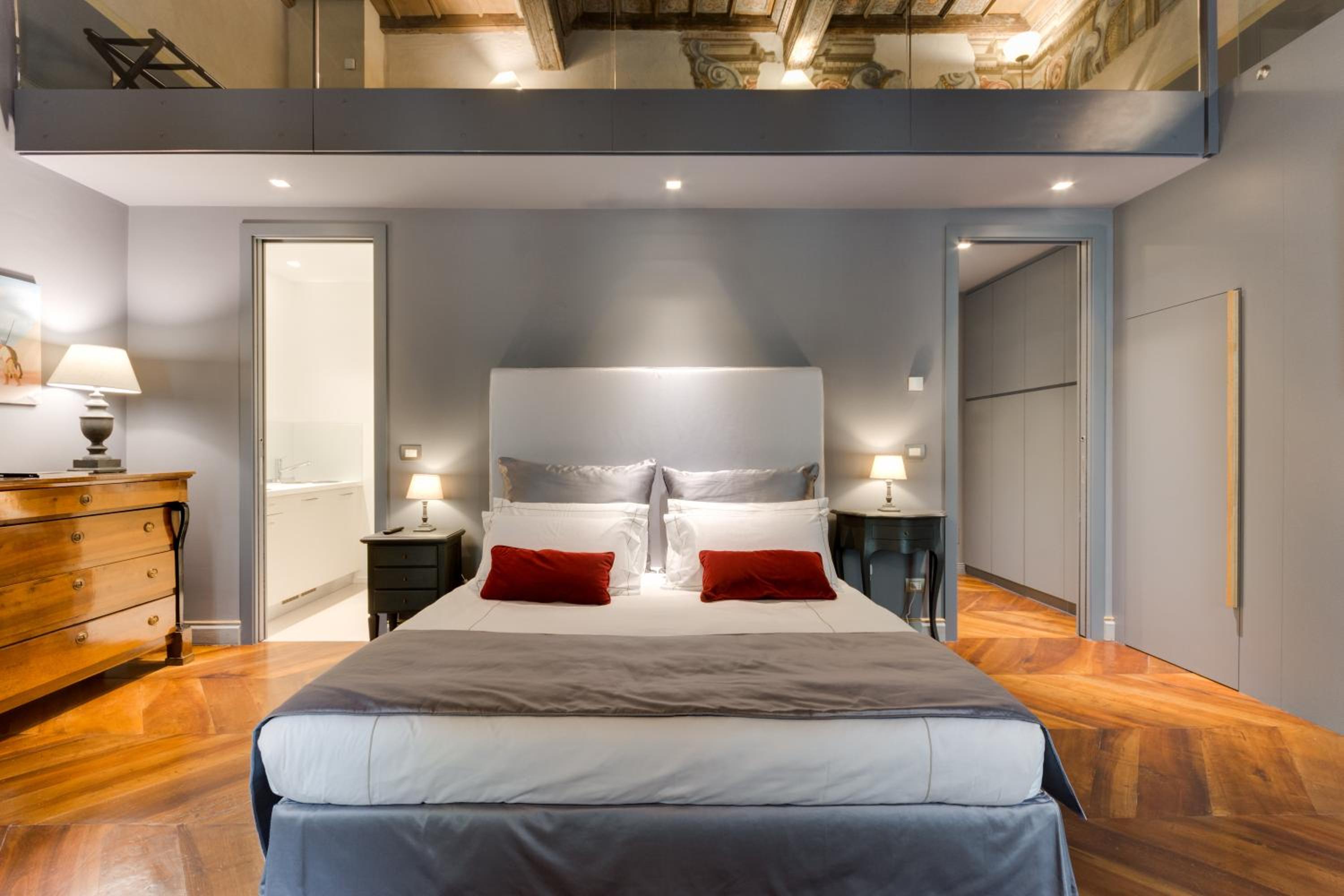 Deluxe Suite - Photo 11