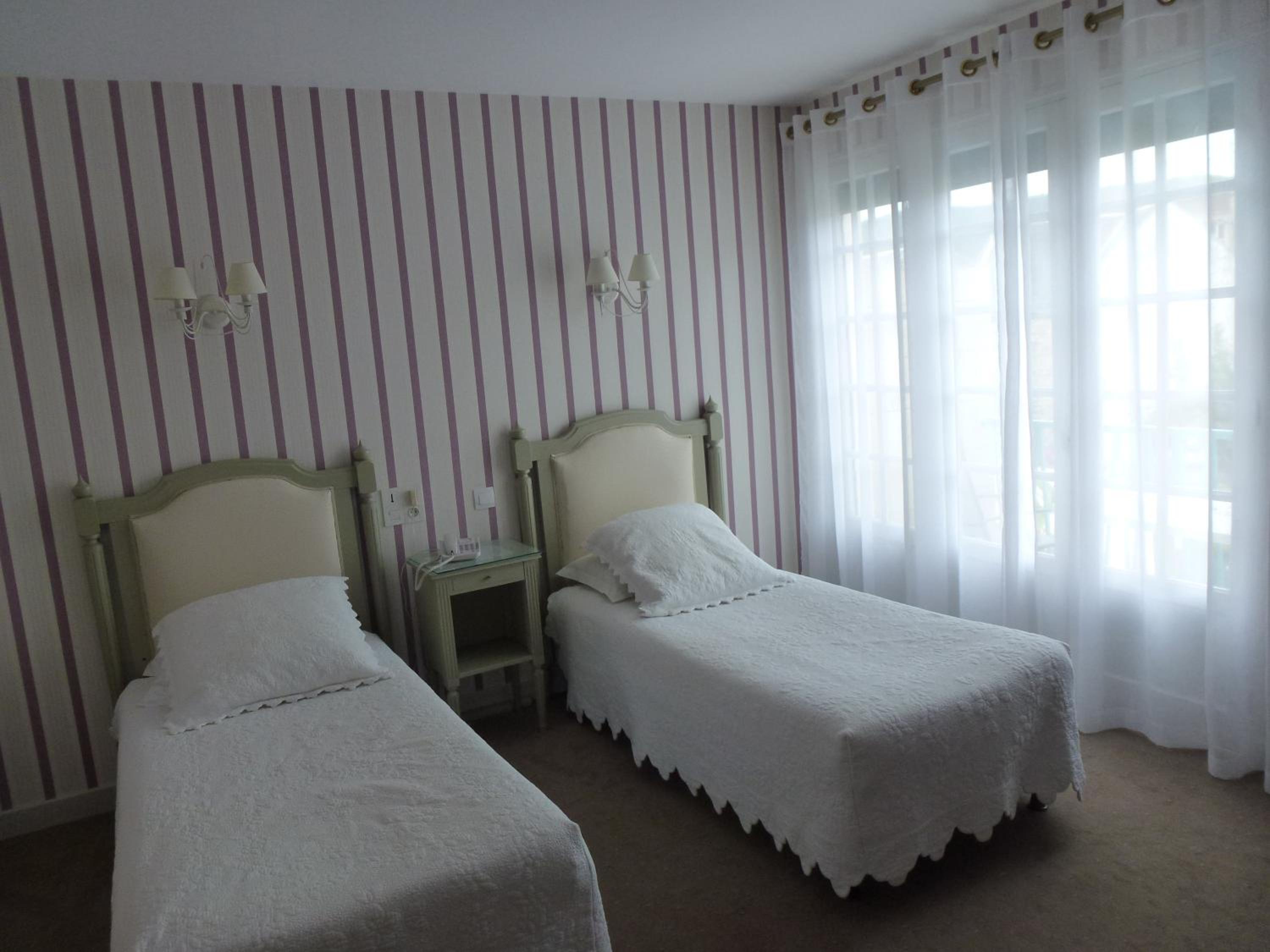 Twin Room with Terrace - 1st floor accessible by stairs only - Photo 6