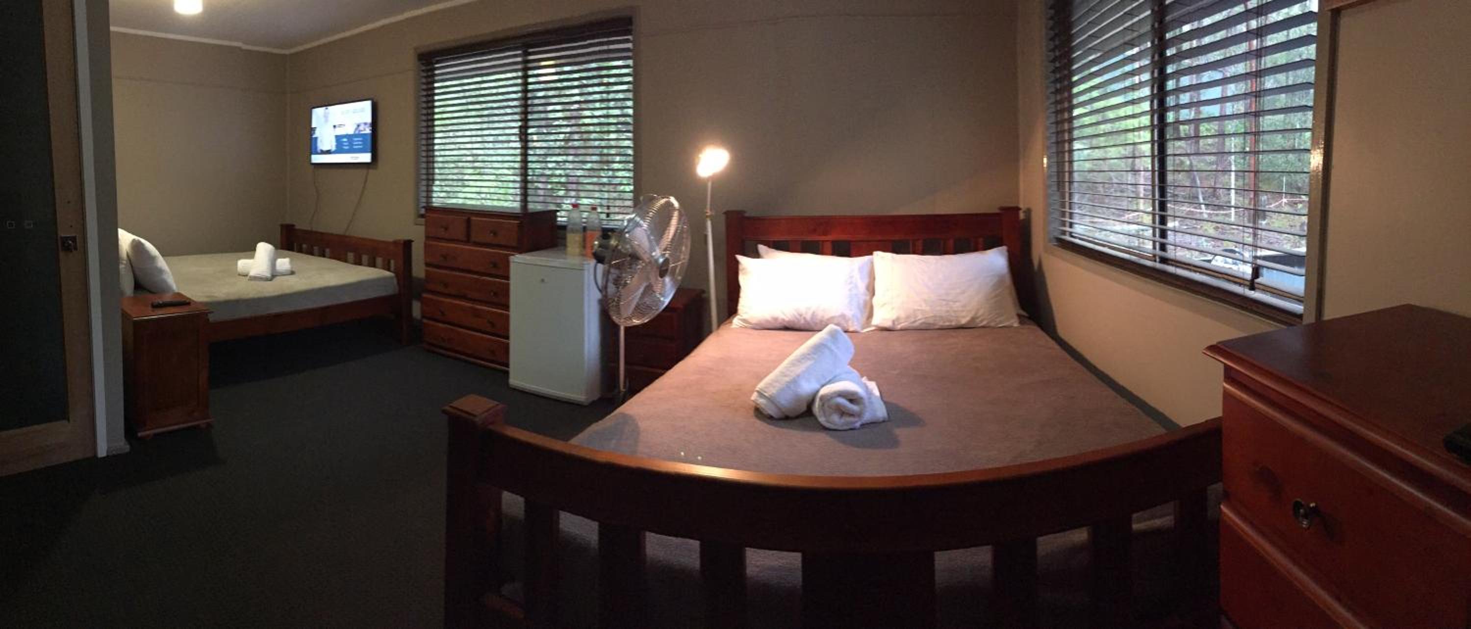 Six-Bedroom House photo 3