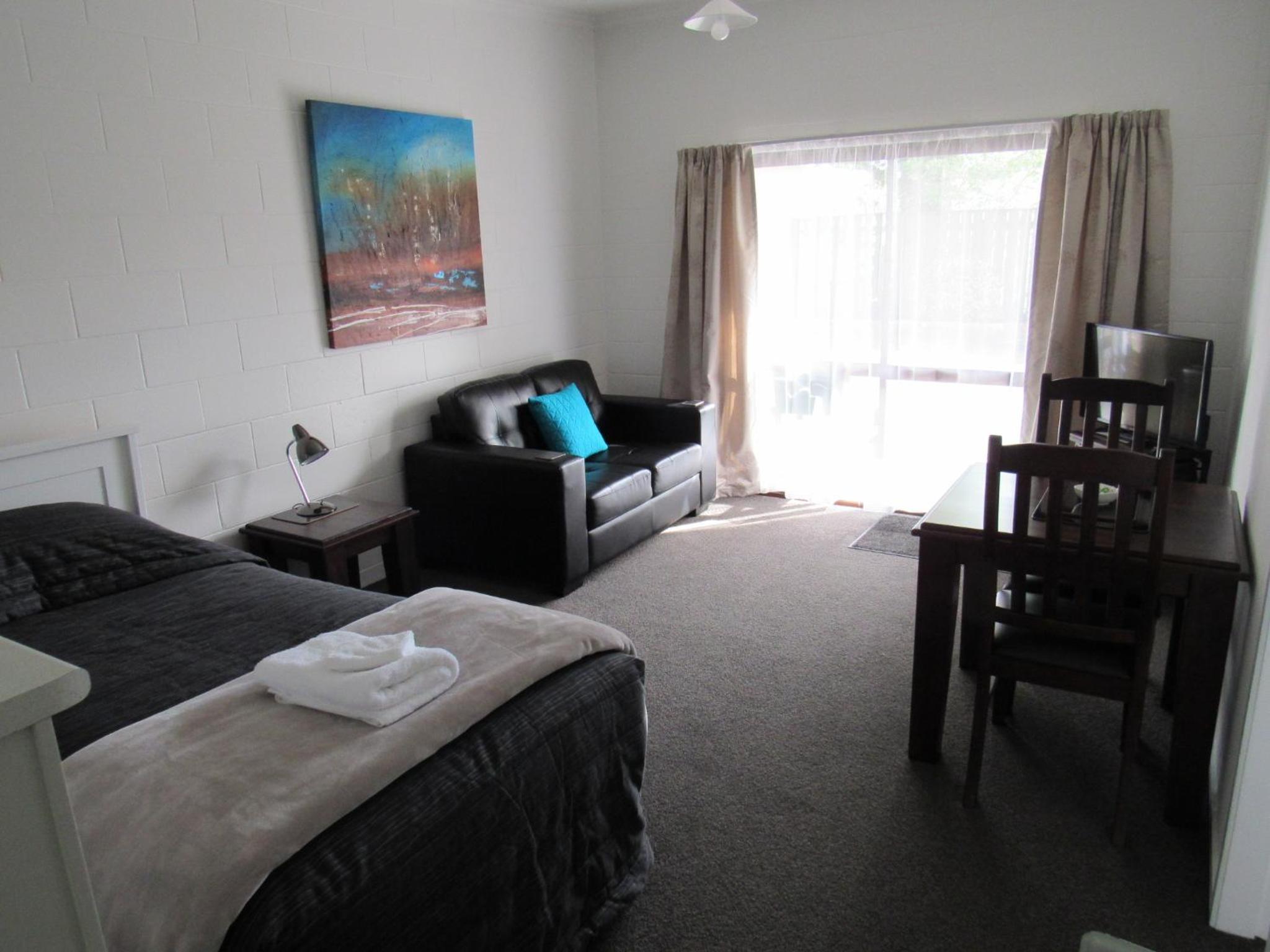 Family Room - Photo 4