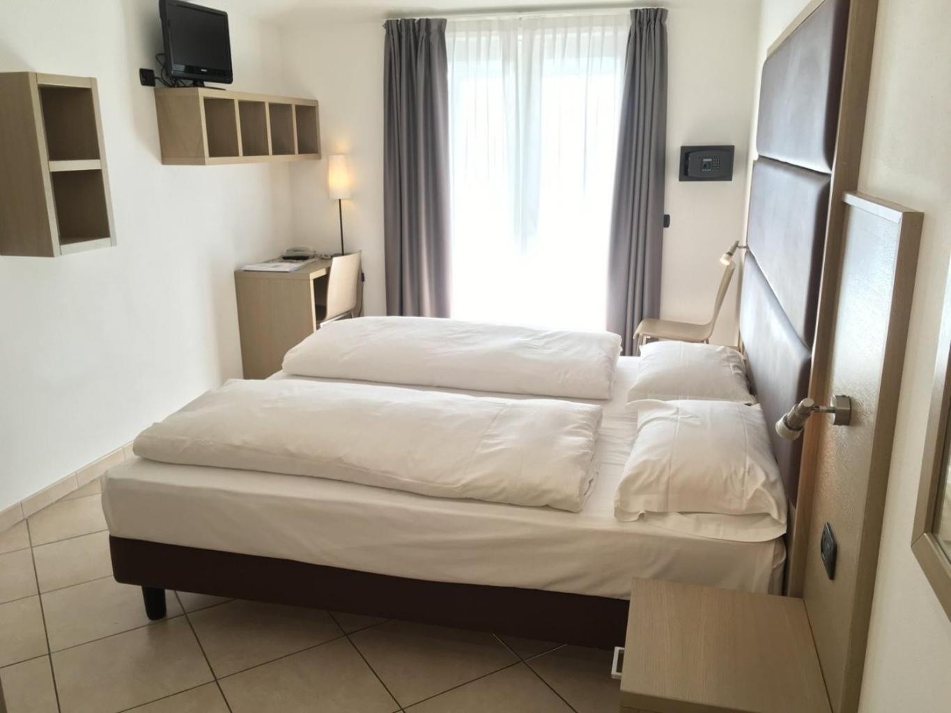 Double or Twin Room with Garden View photo 2