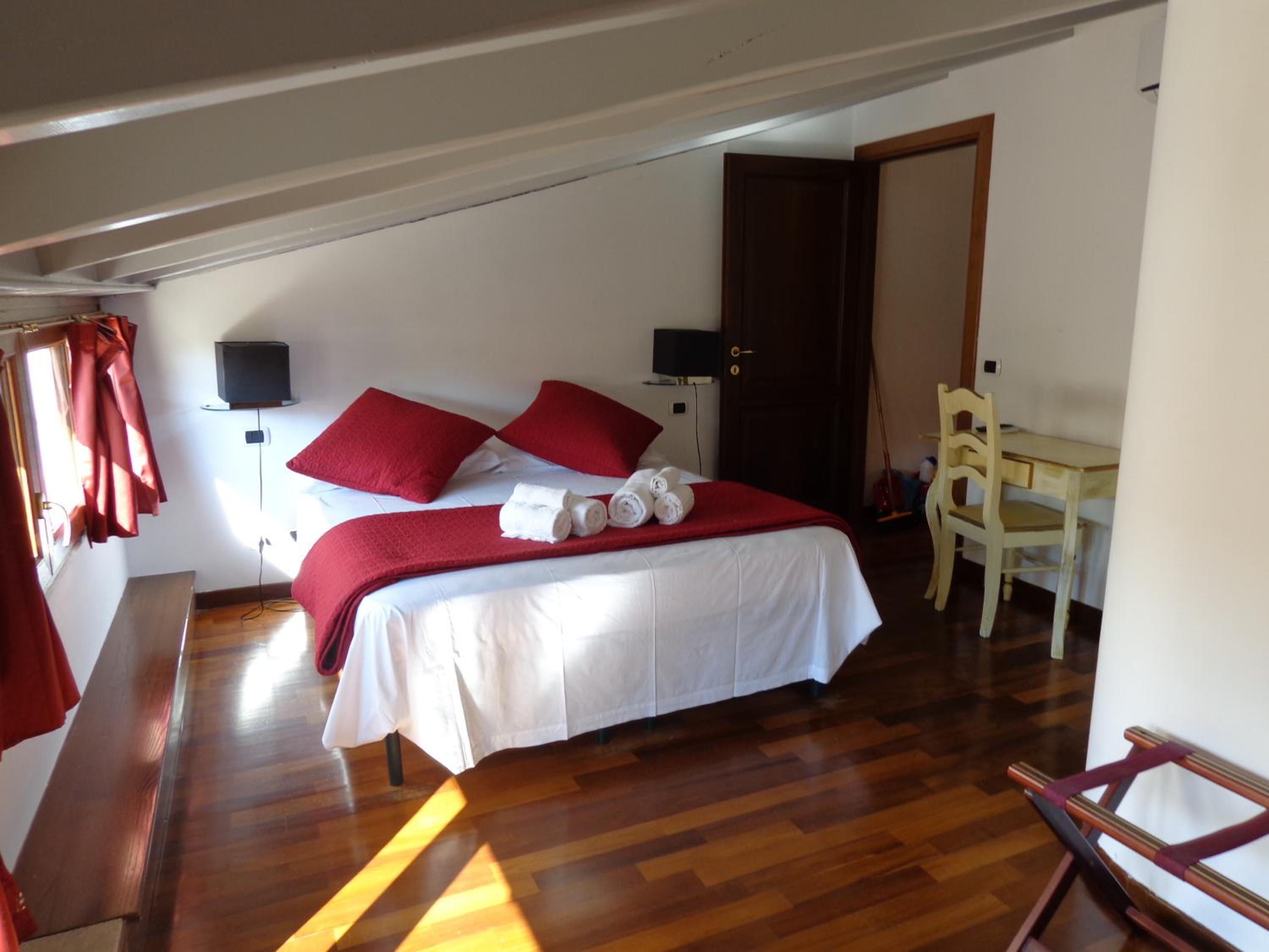 Double Room - Attic photo 2