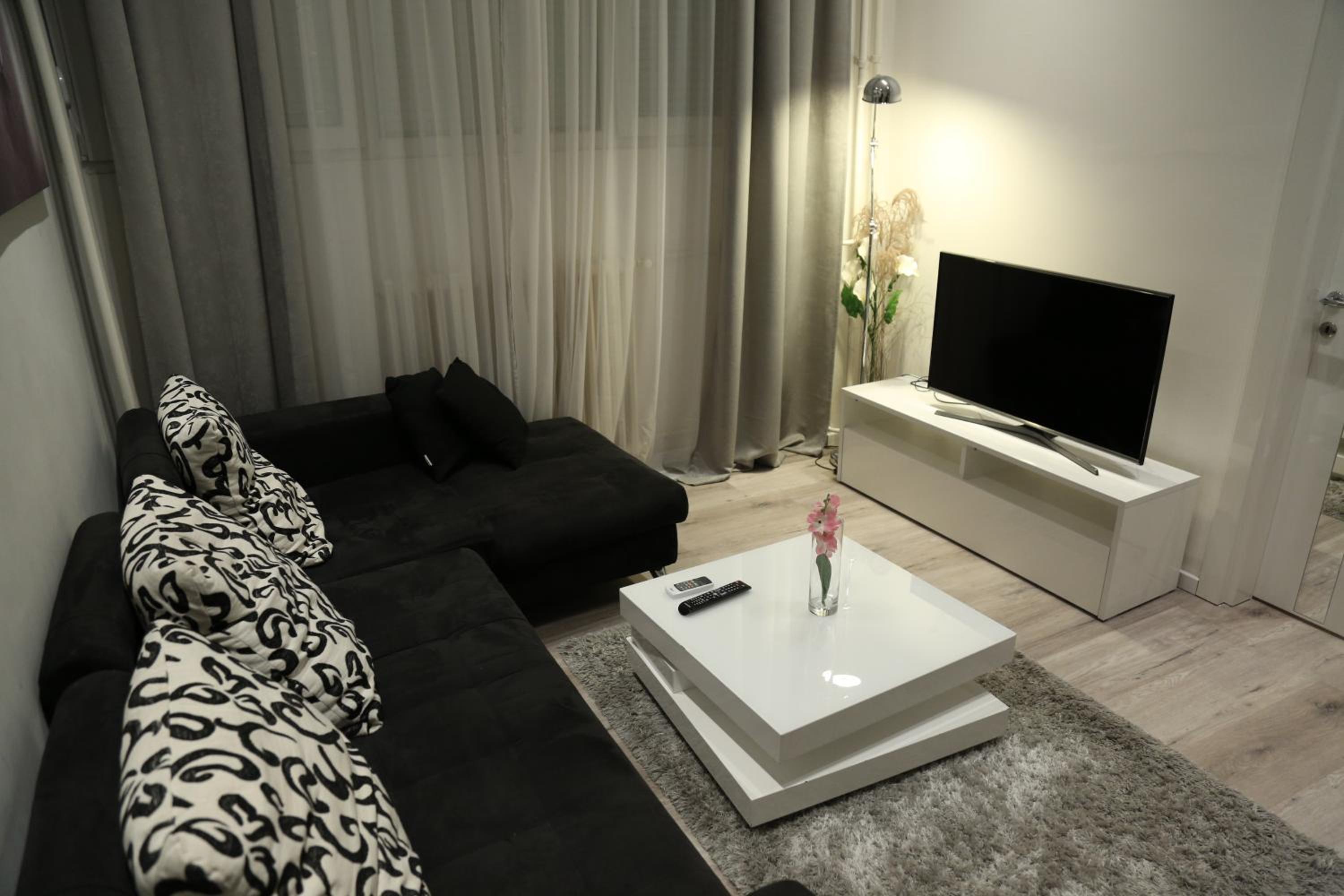 One-Bedroom Apartment with Jacuzzi - Photo 6
