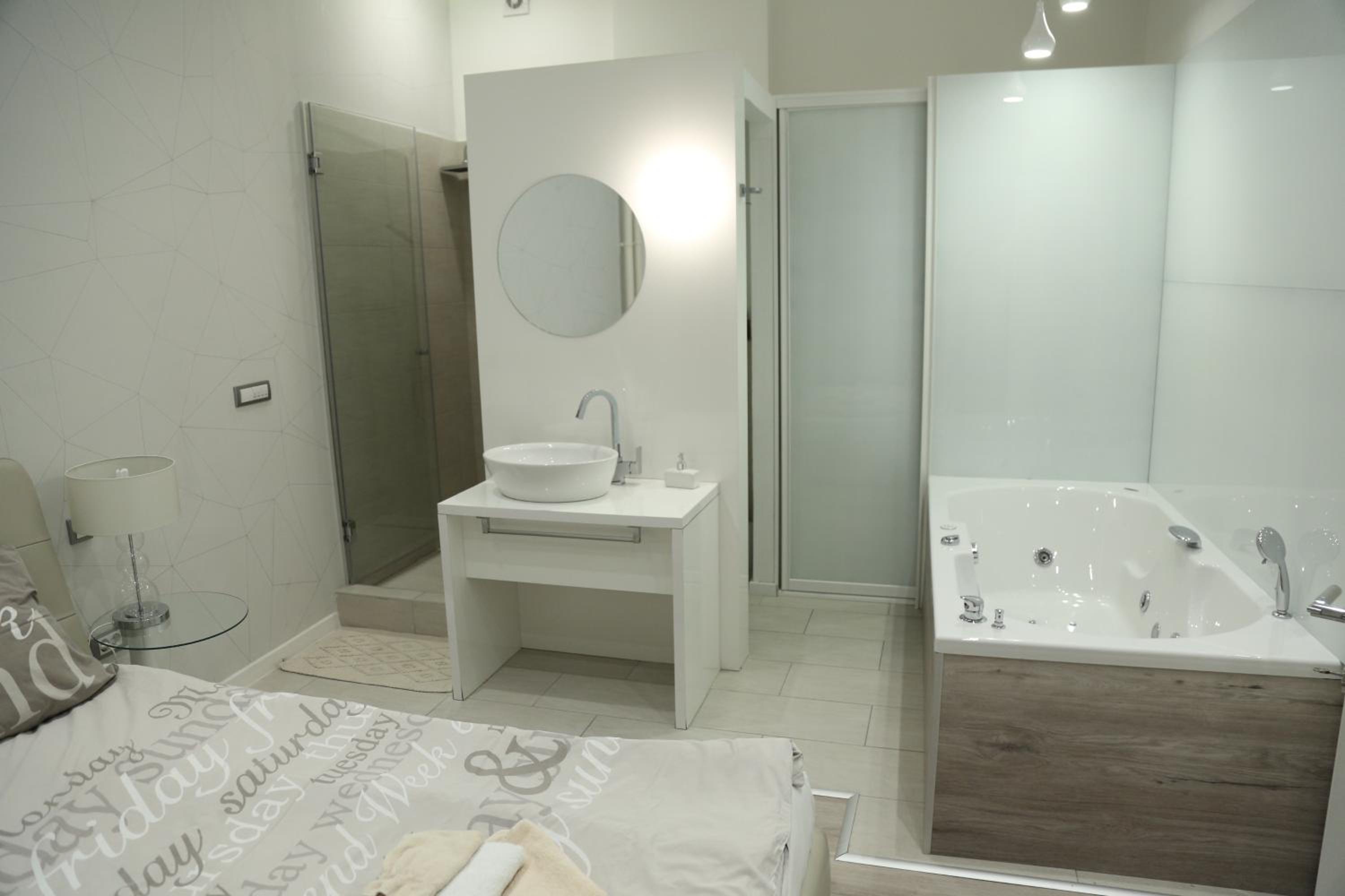 One-Bedroom Apartment with Jacuzzi - Photo 7