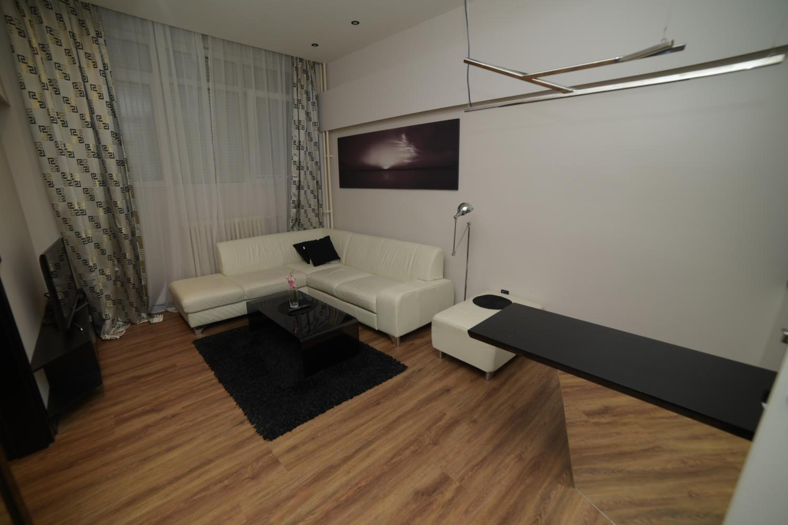 One-Bedroom Apartment with Jacuzzi - Photo 8