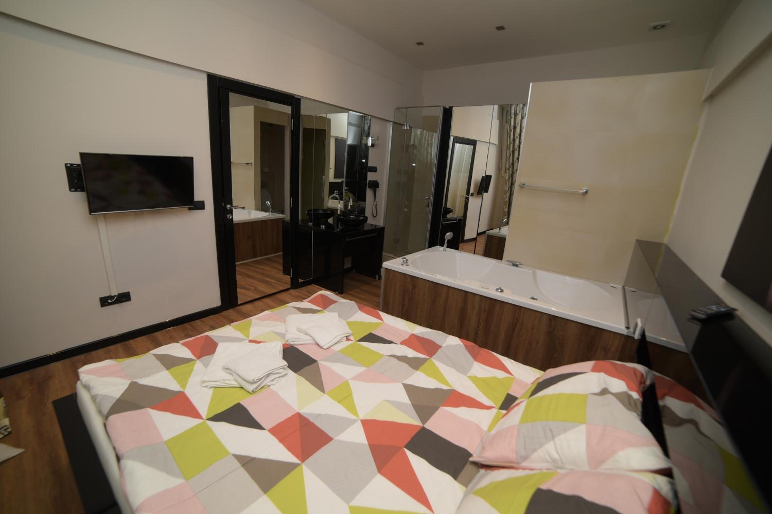 One-Bedroom Apartment with Jacuzzi - Photo 12