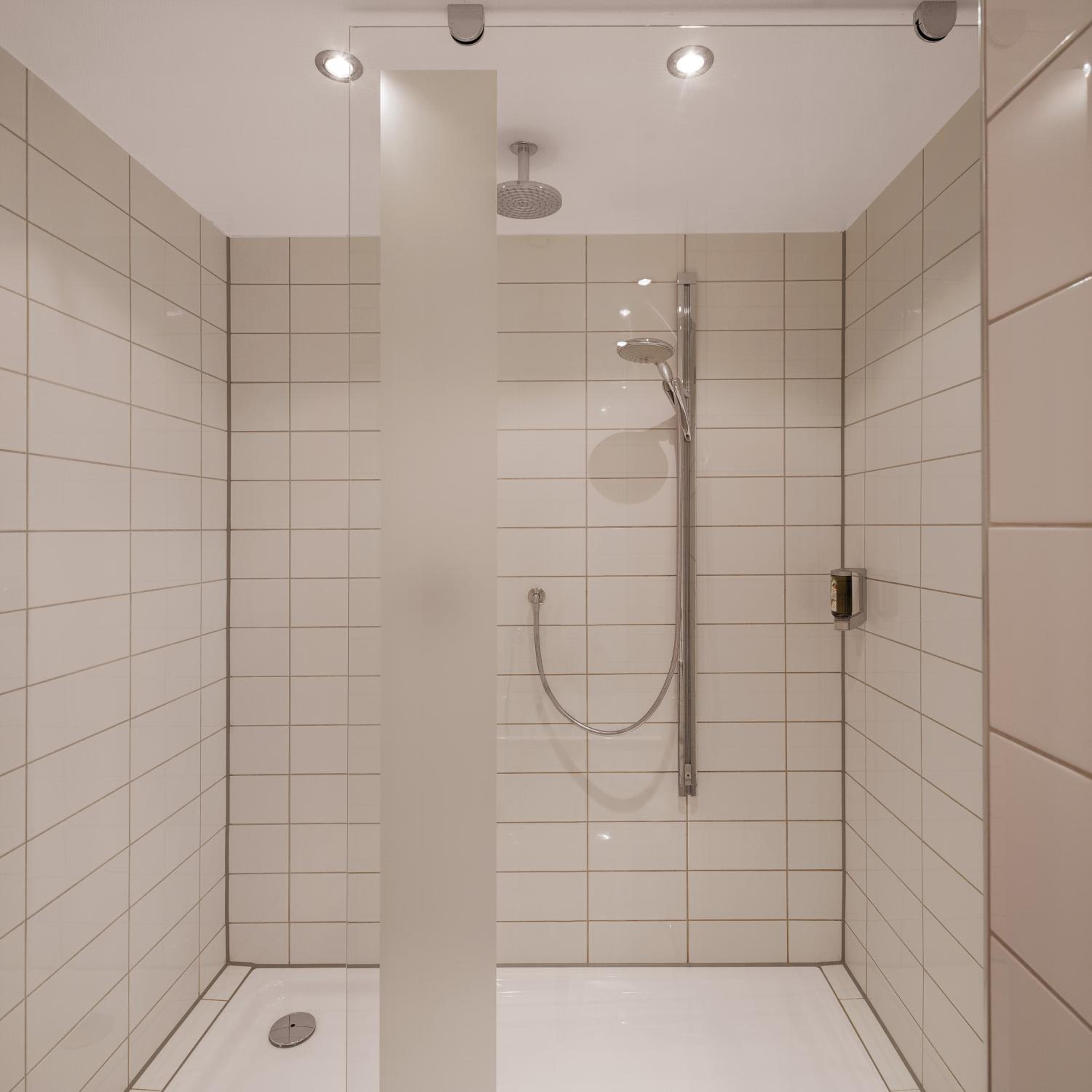 Air-Conditioned Suite - Photo 2