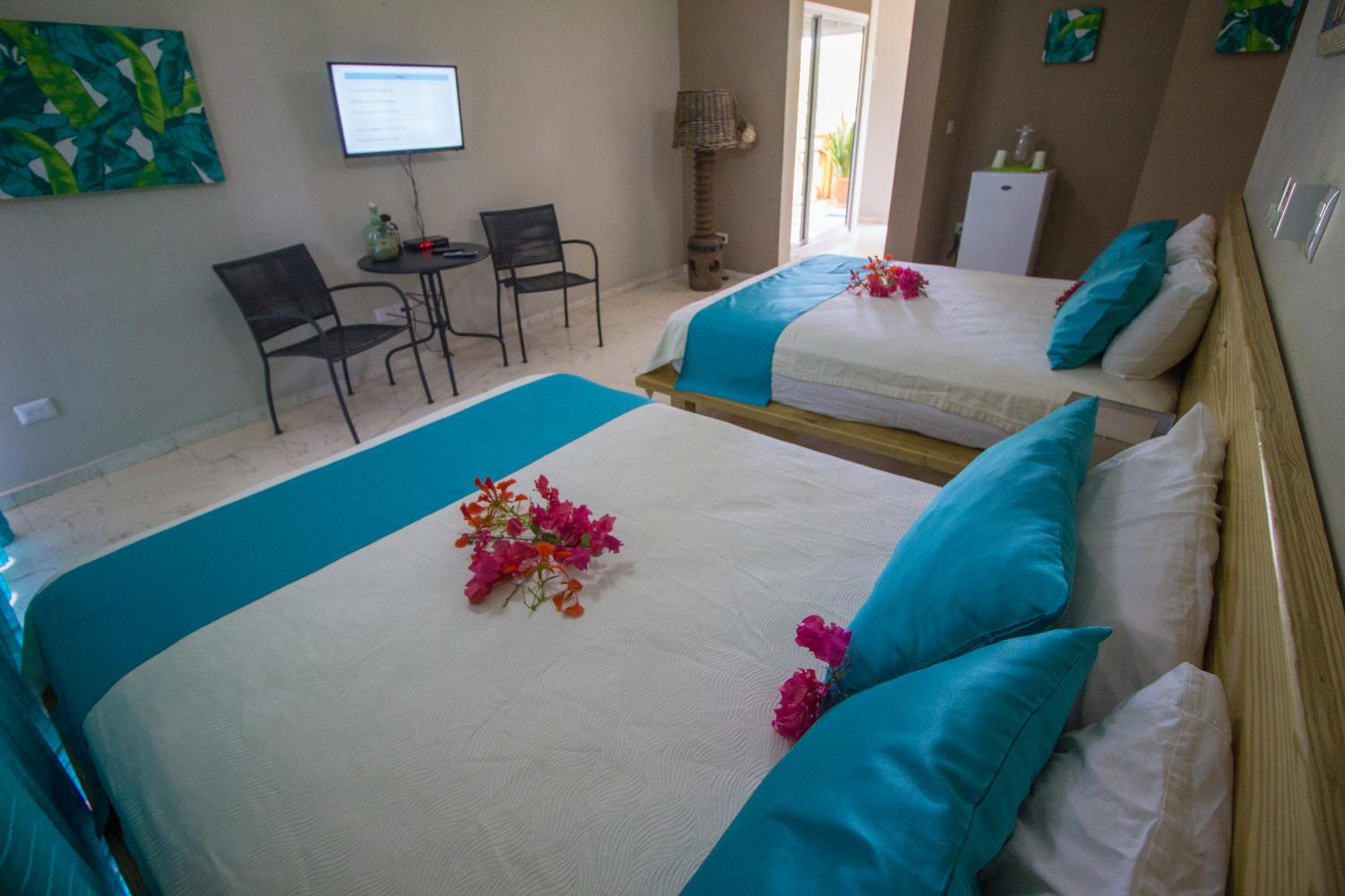 Queen Room with Two Queen Beds photo 3