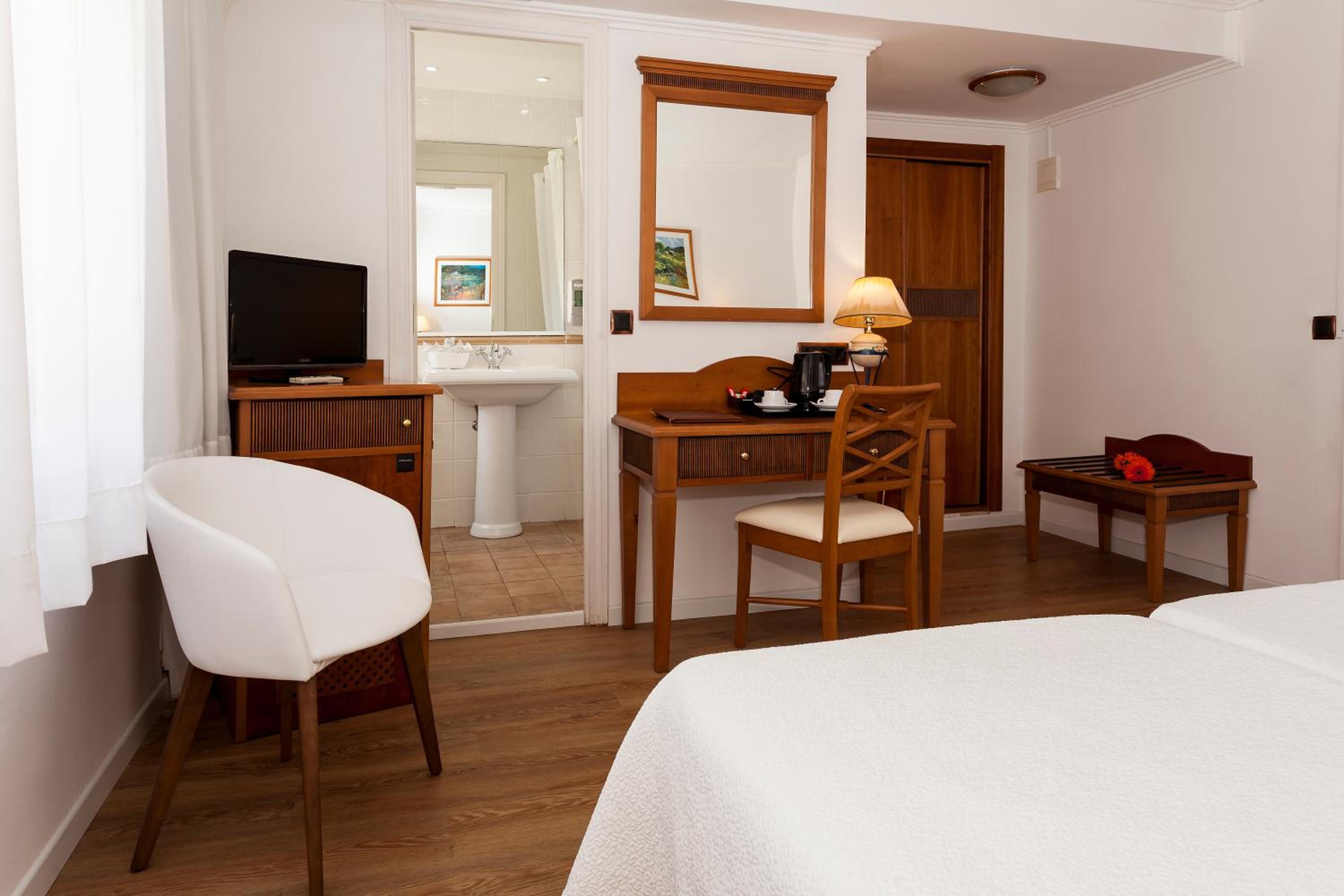 Budget Twin Room thumbnail 5