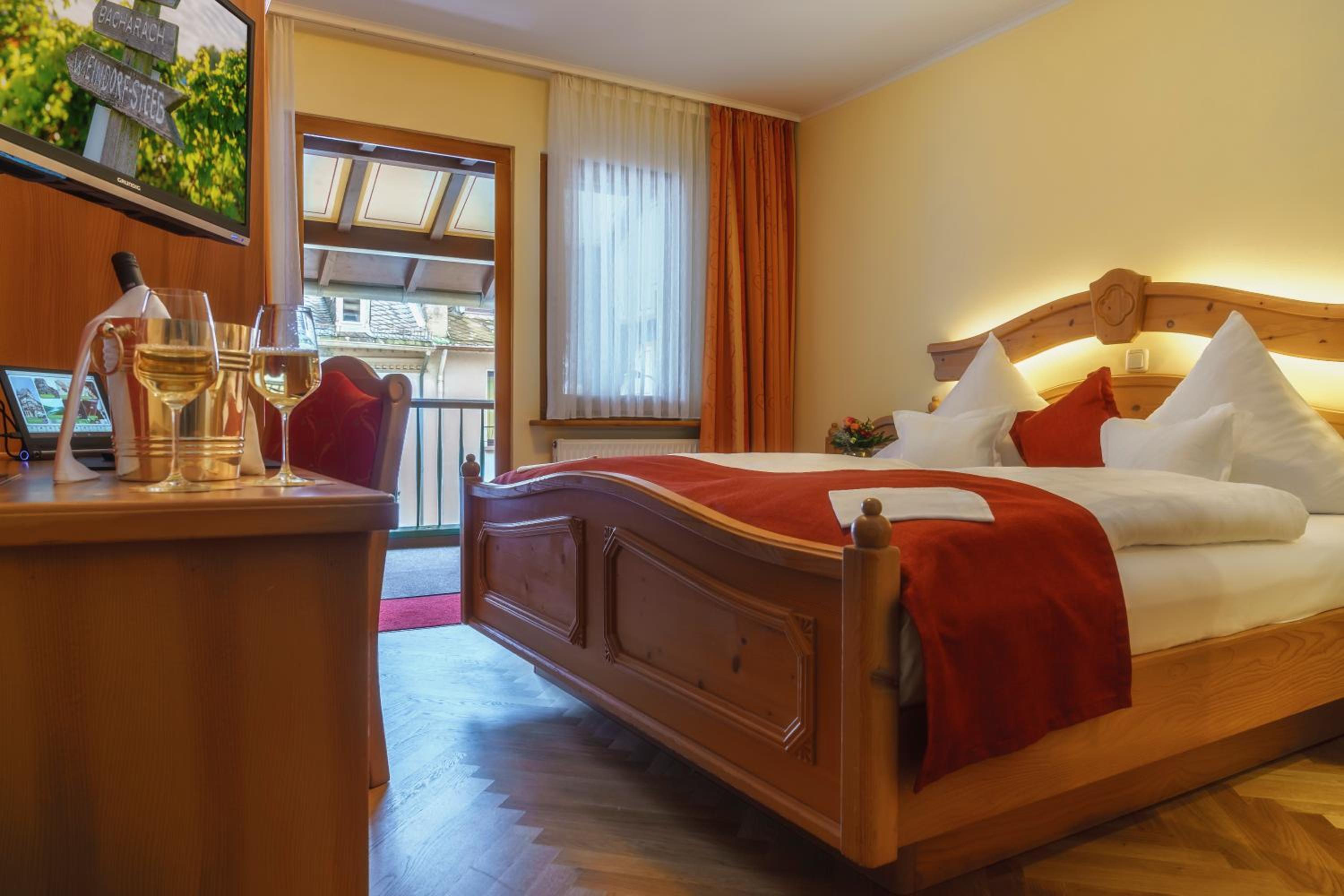 Classic Double Room with Balcony - Photo 8