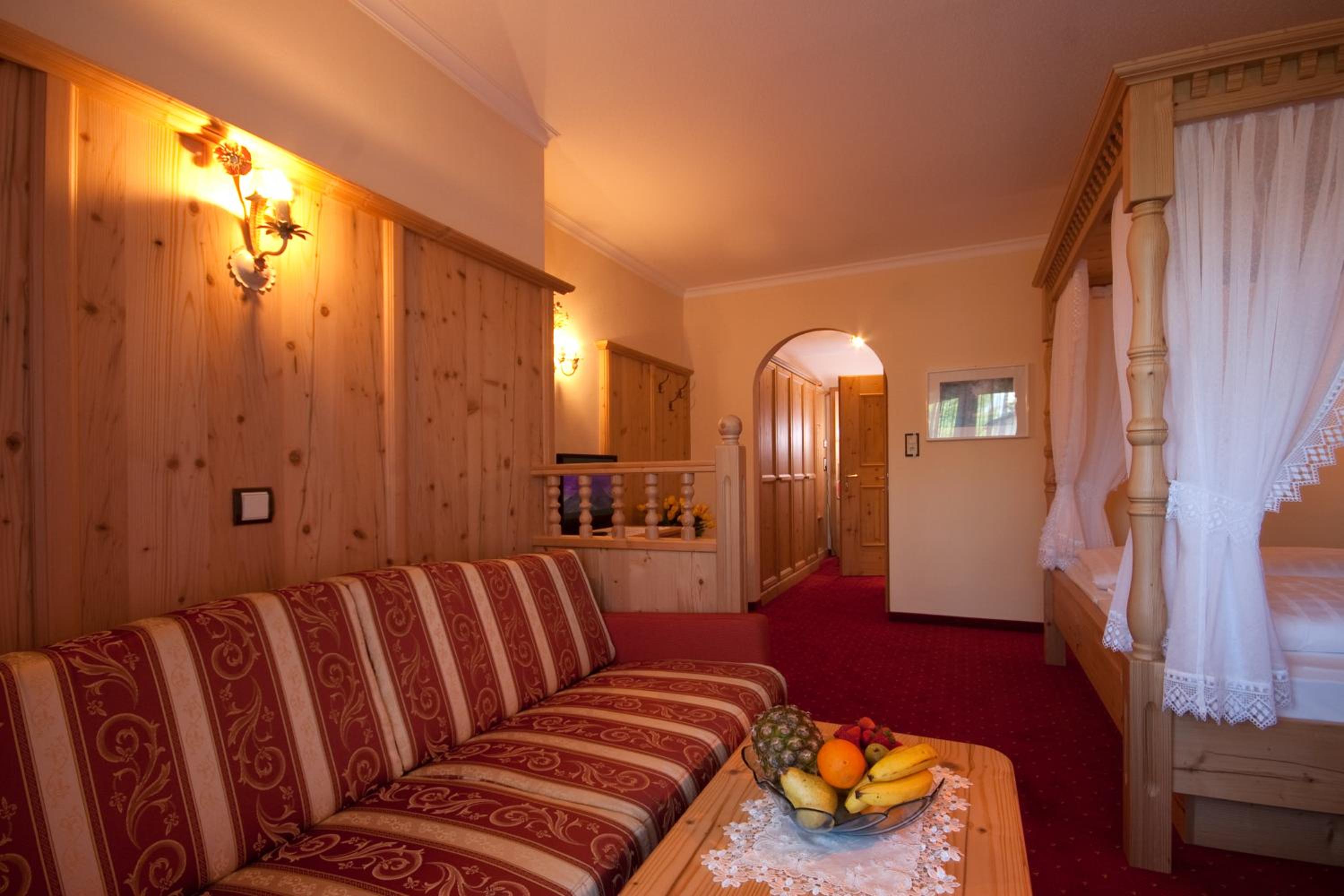 Junior Suite with Balcony - Photo 6