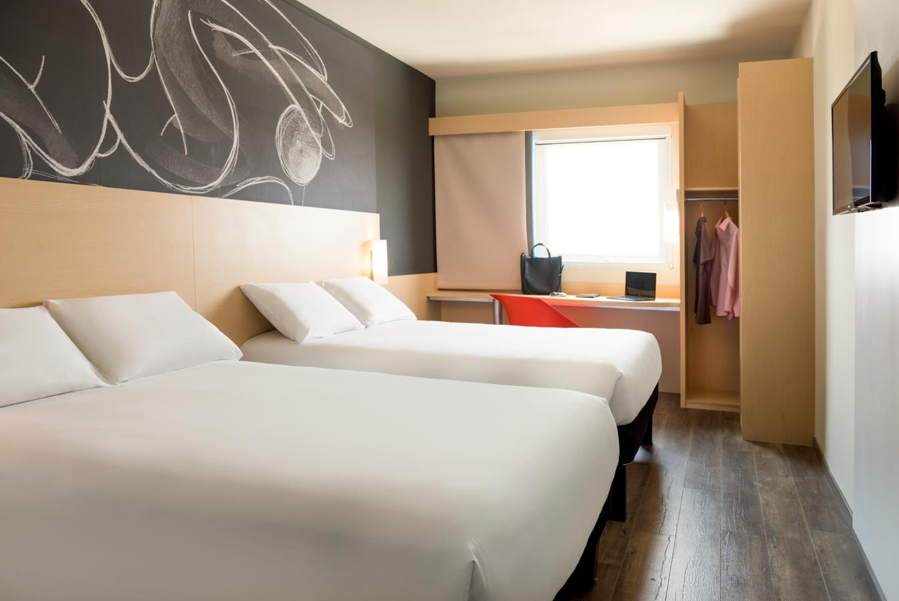 Standard Room with 2 Double Beds photo 3