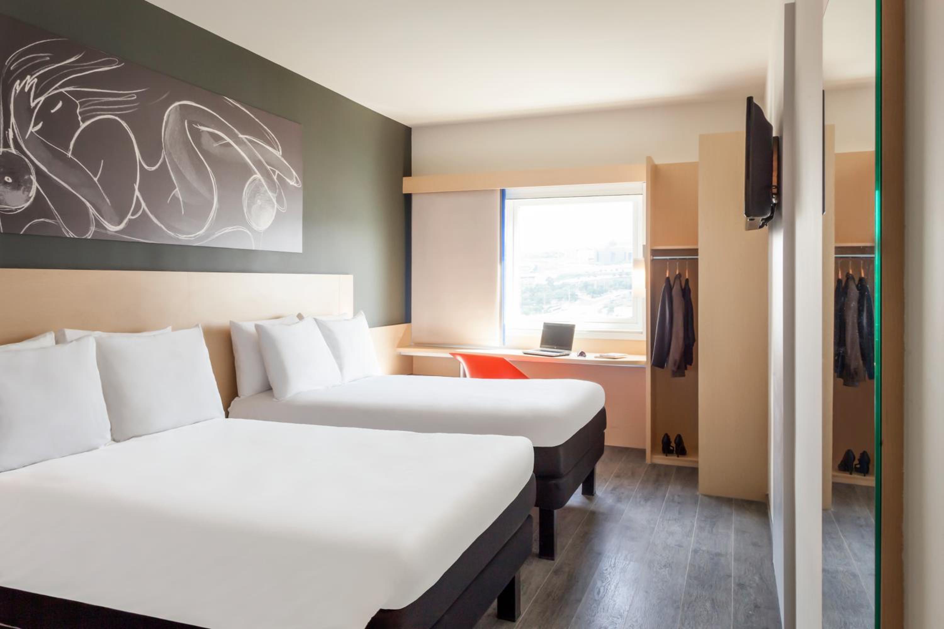 Standard Room with 2 Double Beds photo 2