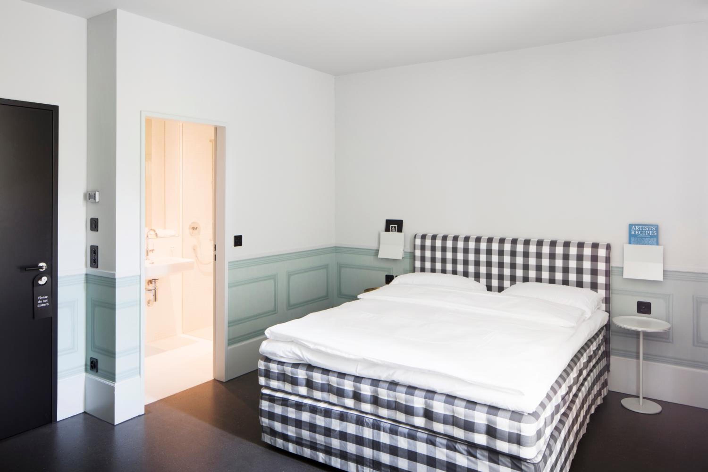 Medium Double Room - Photo 1
