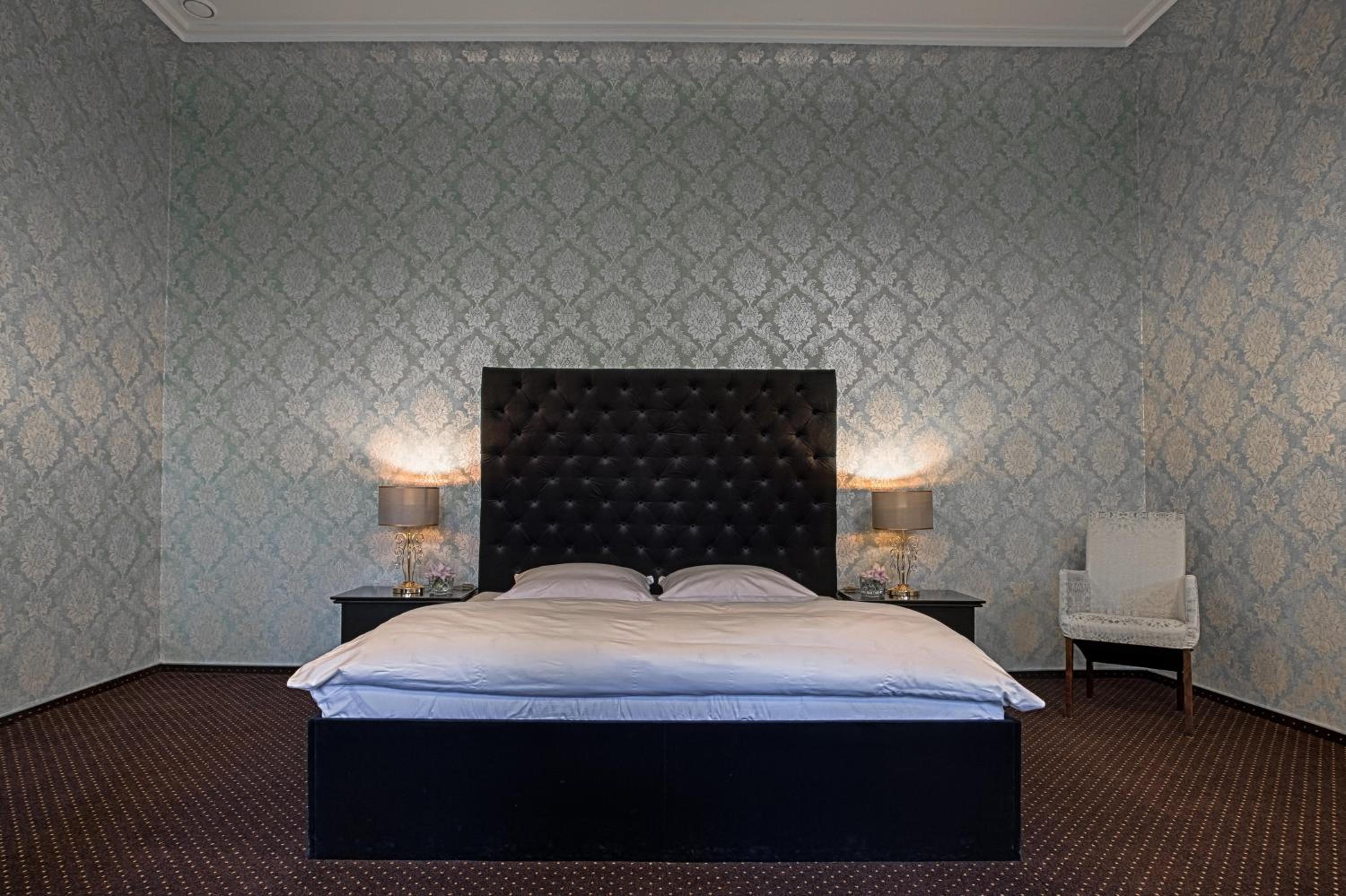 The Karge Suite with king-size bed, balcony and open bathroom photo 2