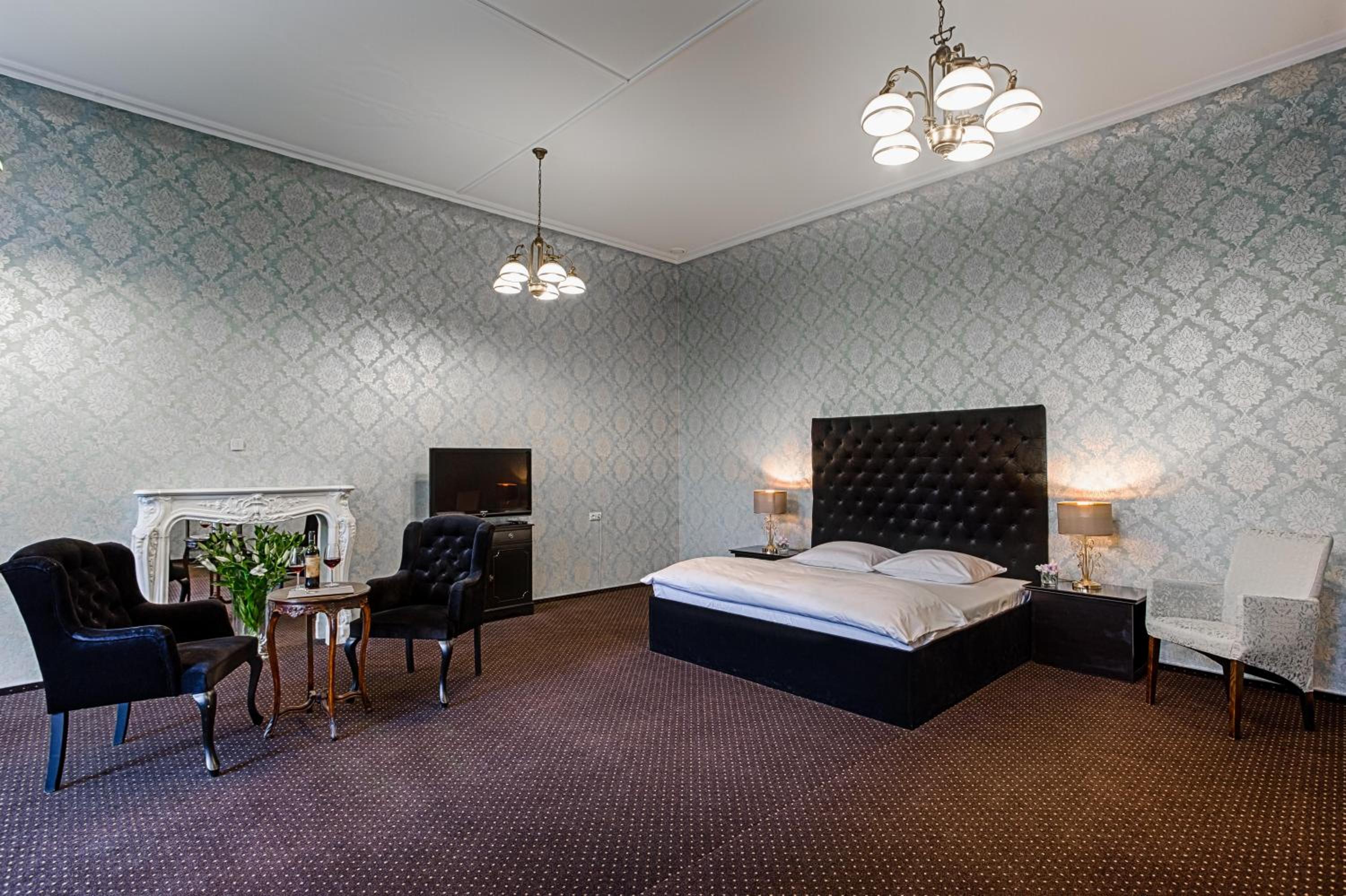 The Karge Suite with king-size bed, balcony and open bathroom photo 3