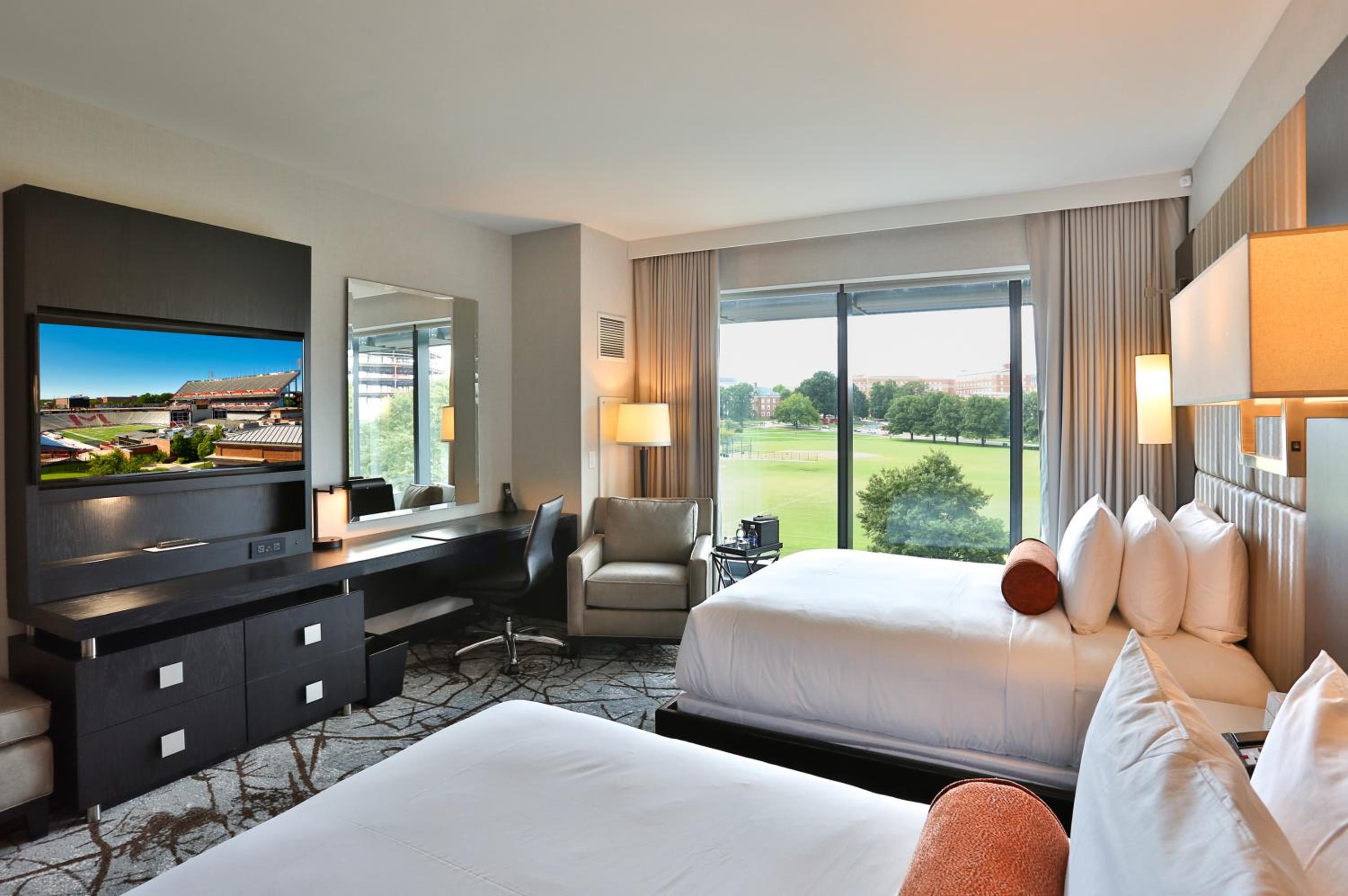 Standard Queen Room with Two Queen Beds photo 3