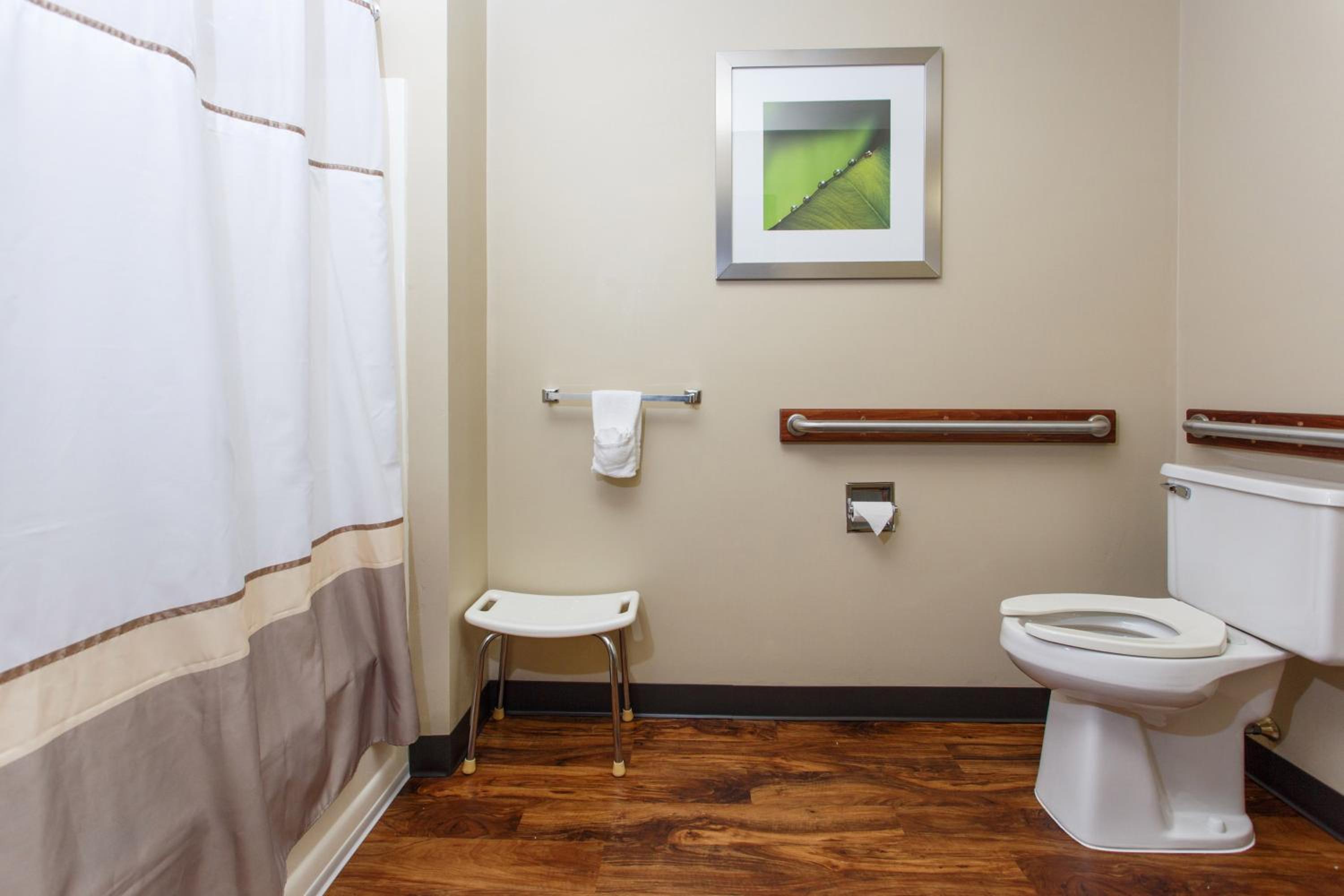 Queen Room - Disability Access - Photo 4