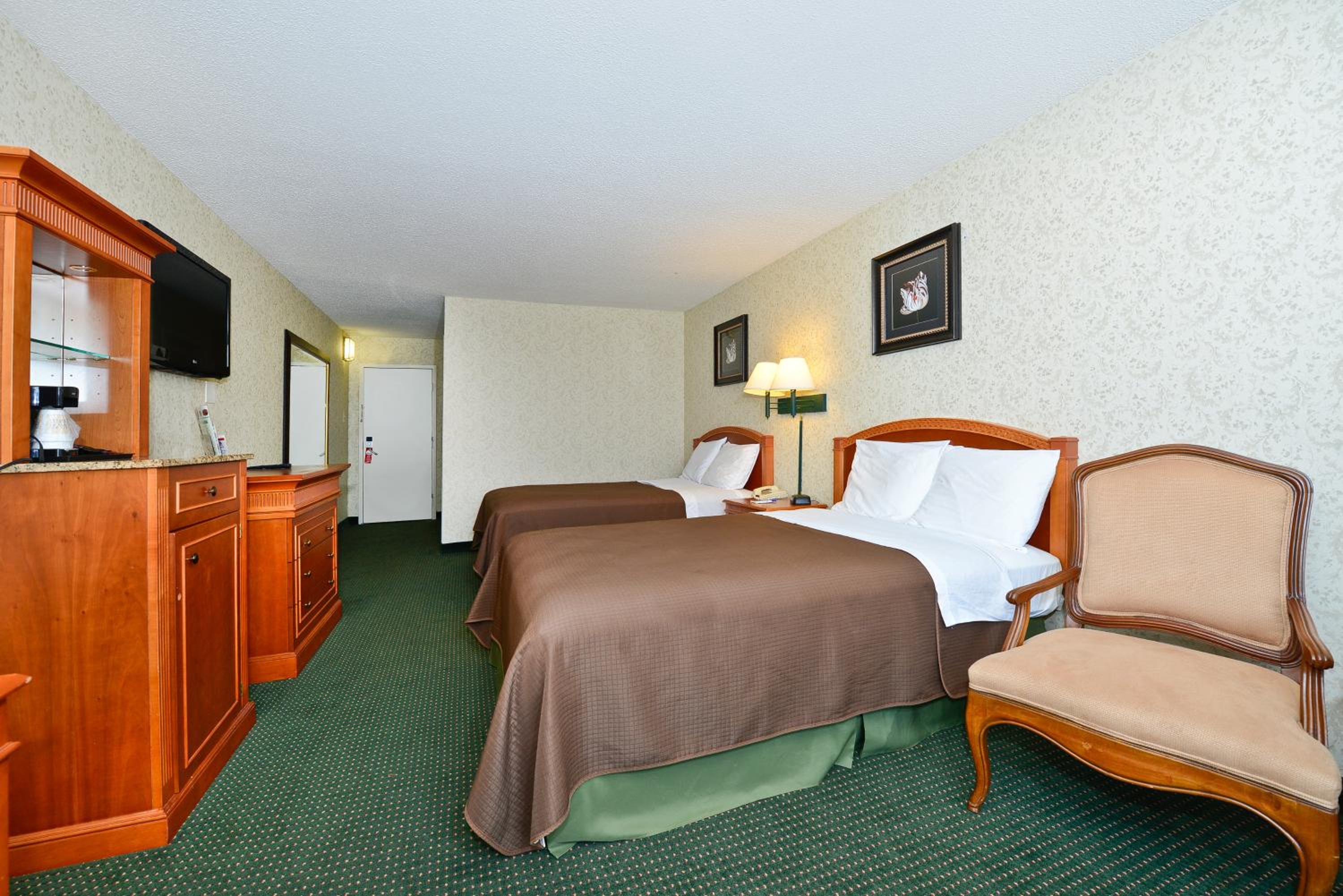 Double Room with Two Double Beds - Smoking photo 1