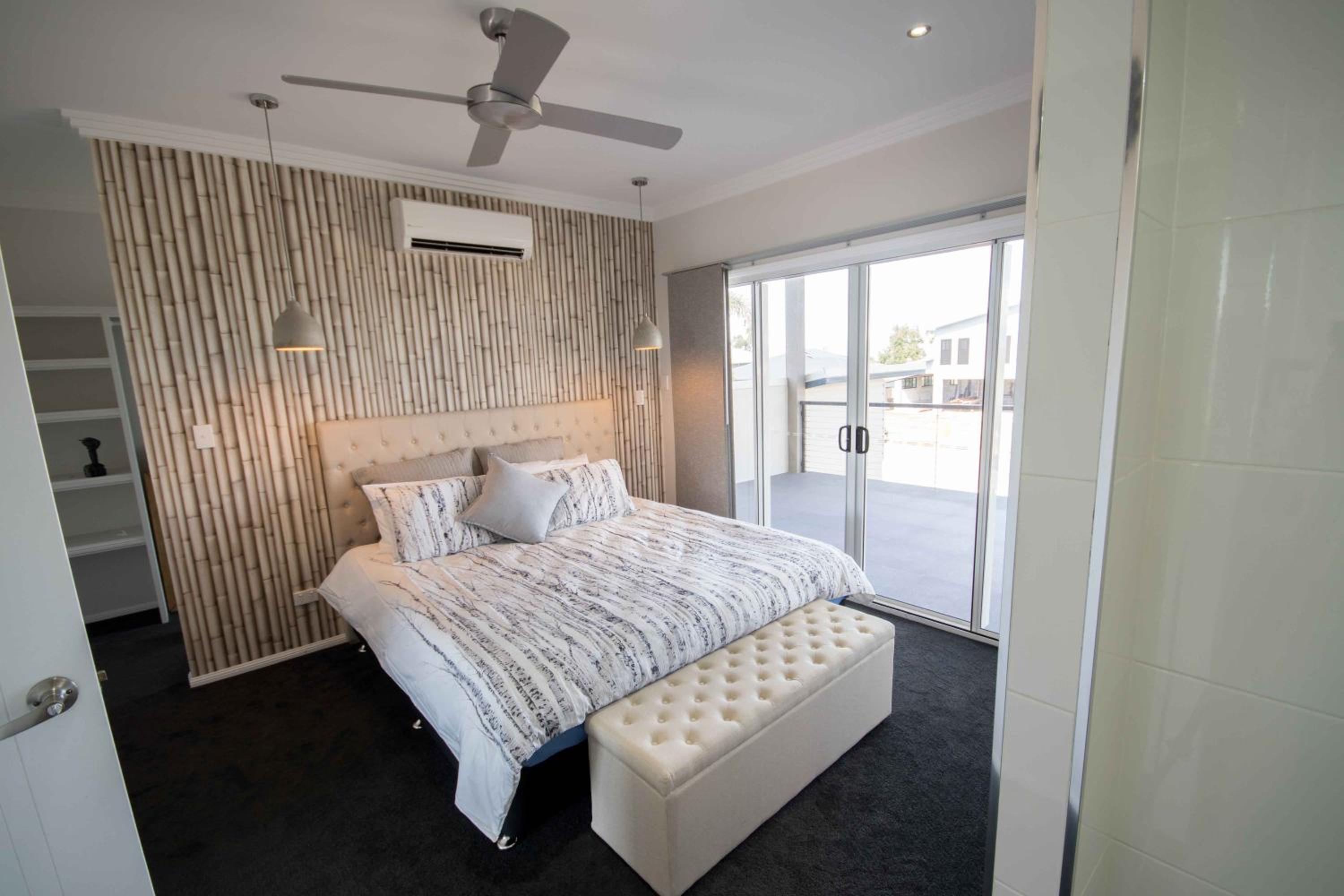 Six-Bedroom House photo 1