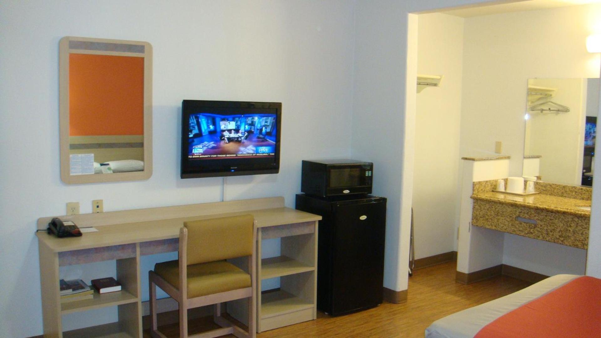 Deluxe Queen Room - Smoking - Photo 8