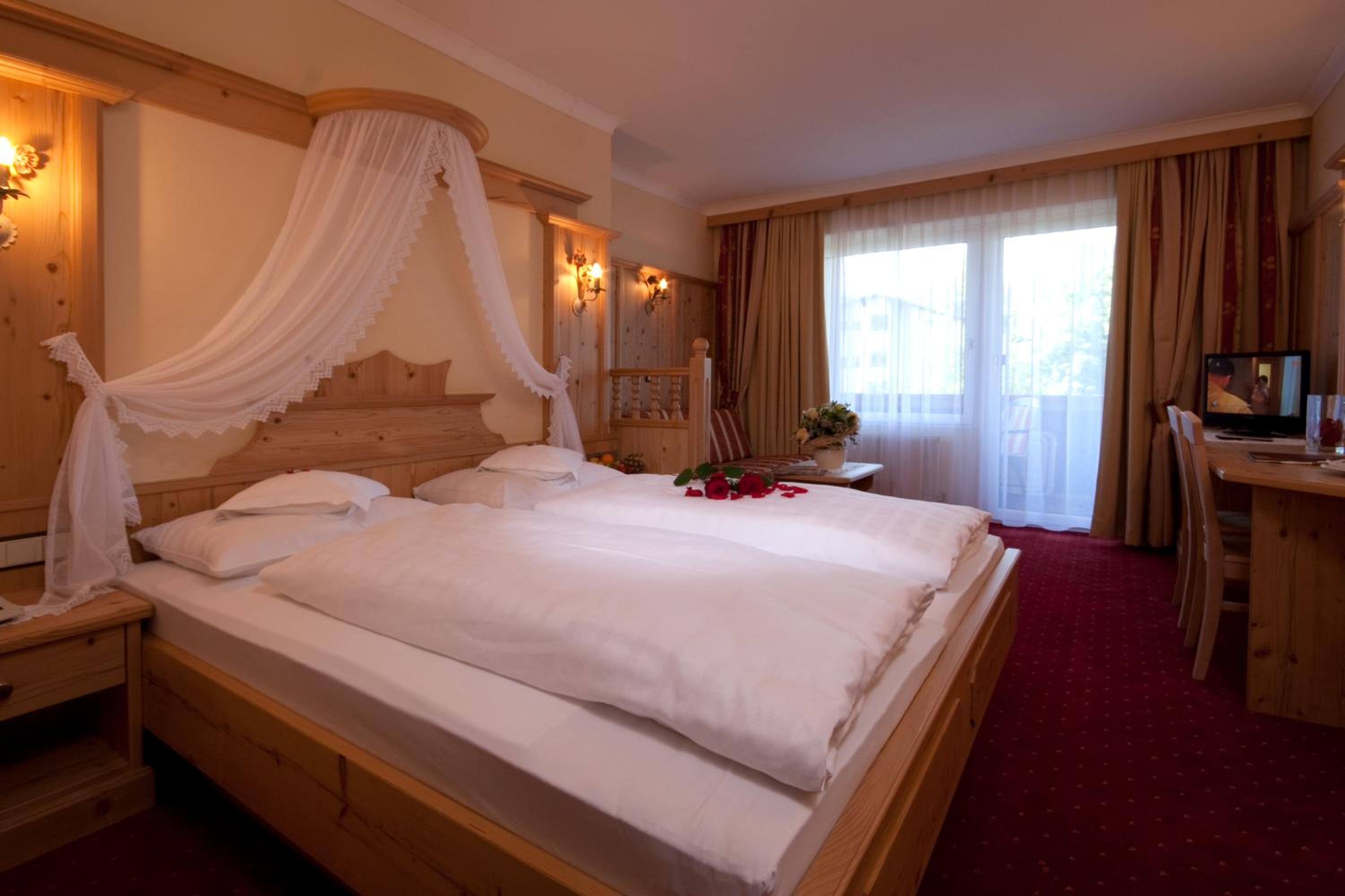 Junior Suite with Balcony - Photo 3