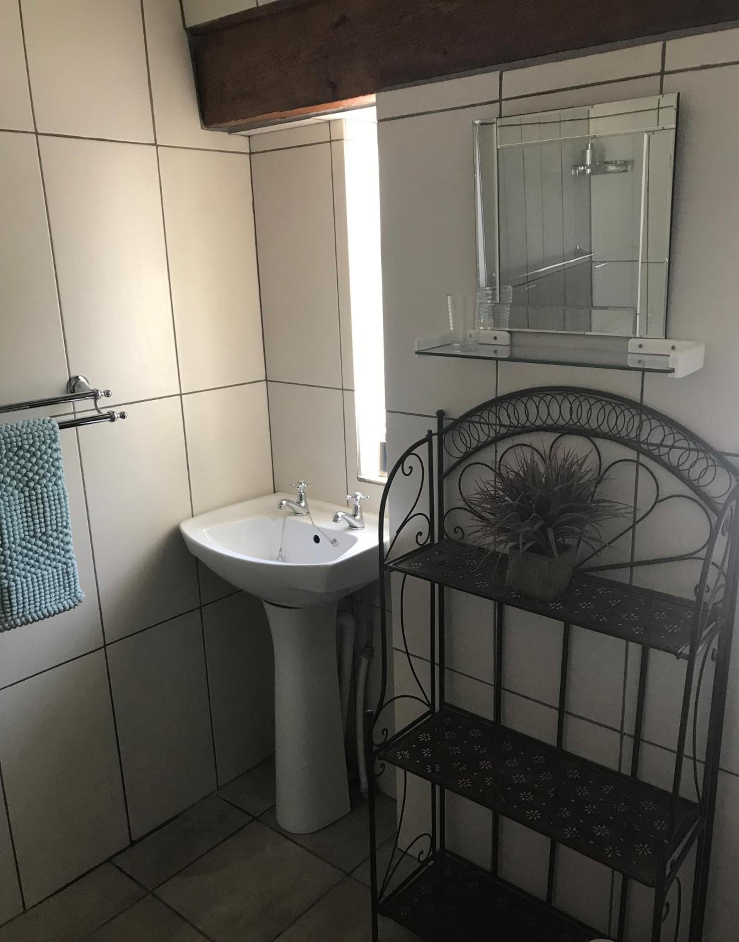 Double Room with Private Bathroom - Photo 12