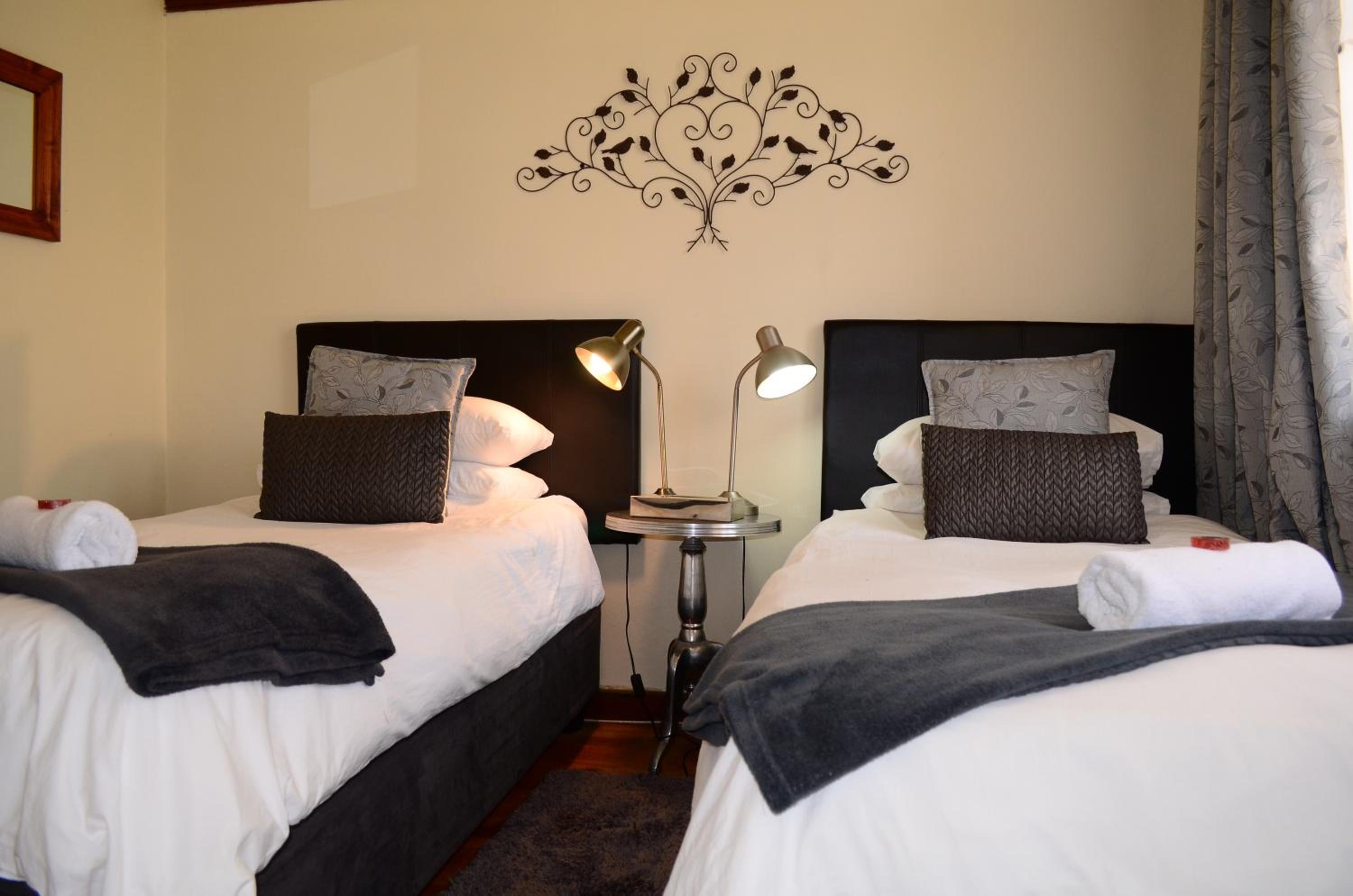 Twin Room with Bathroom - Photo 1