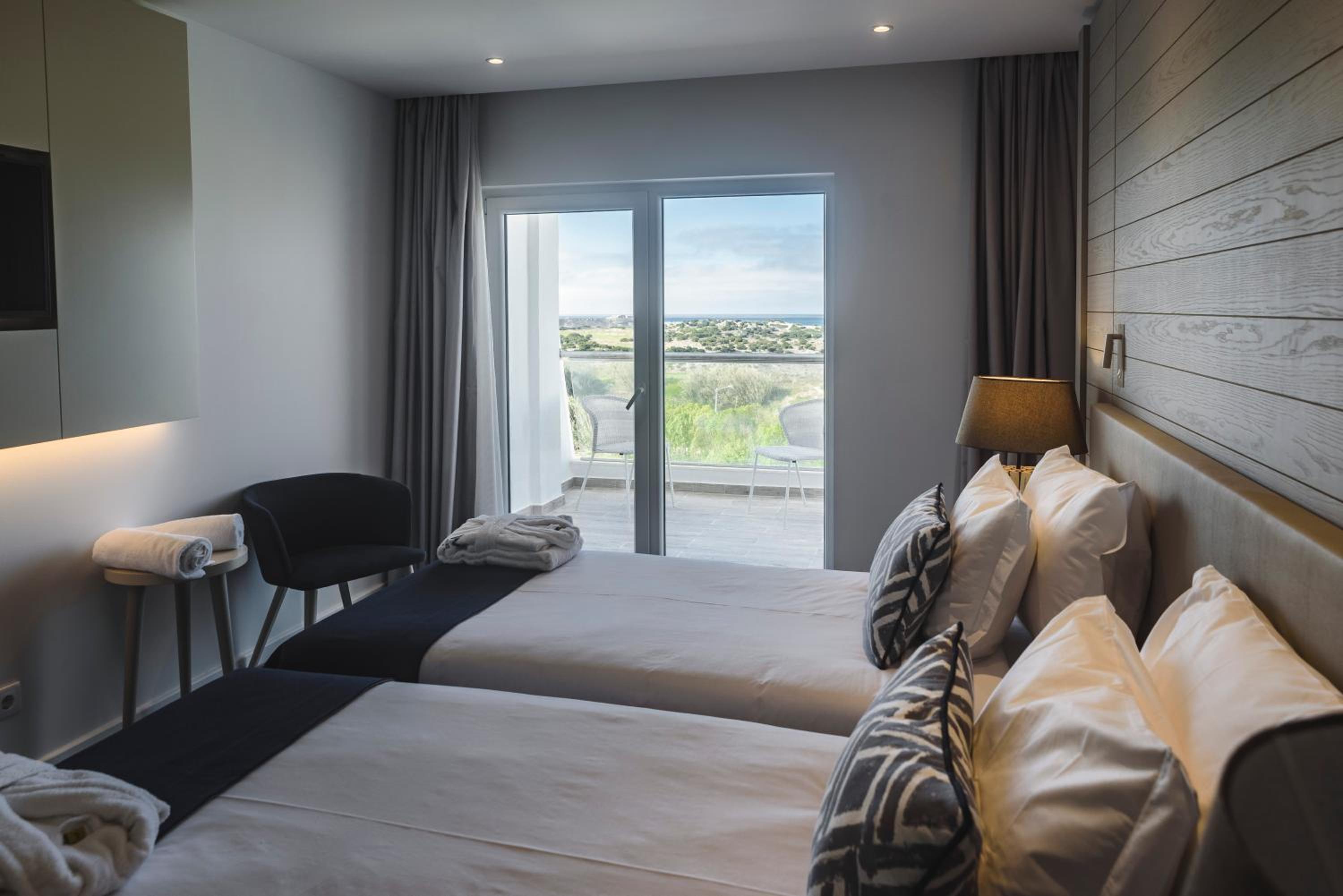 Standard Twin Room - Photo 7