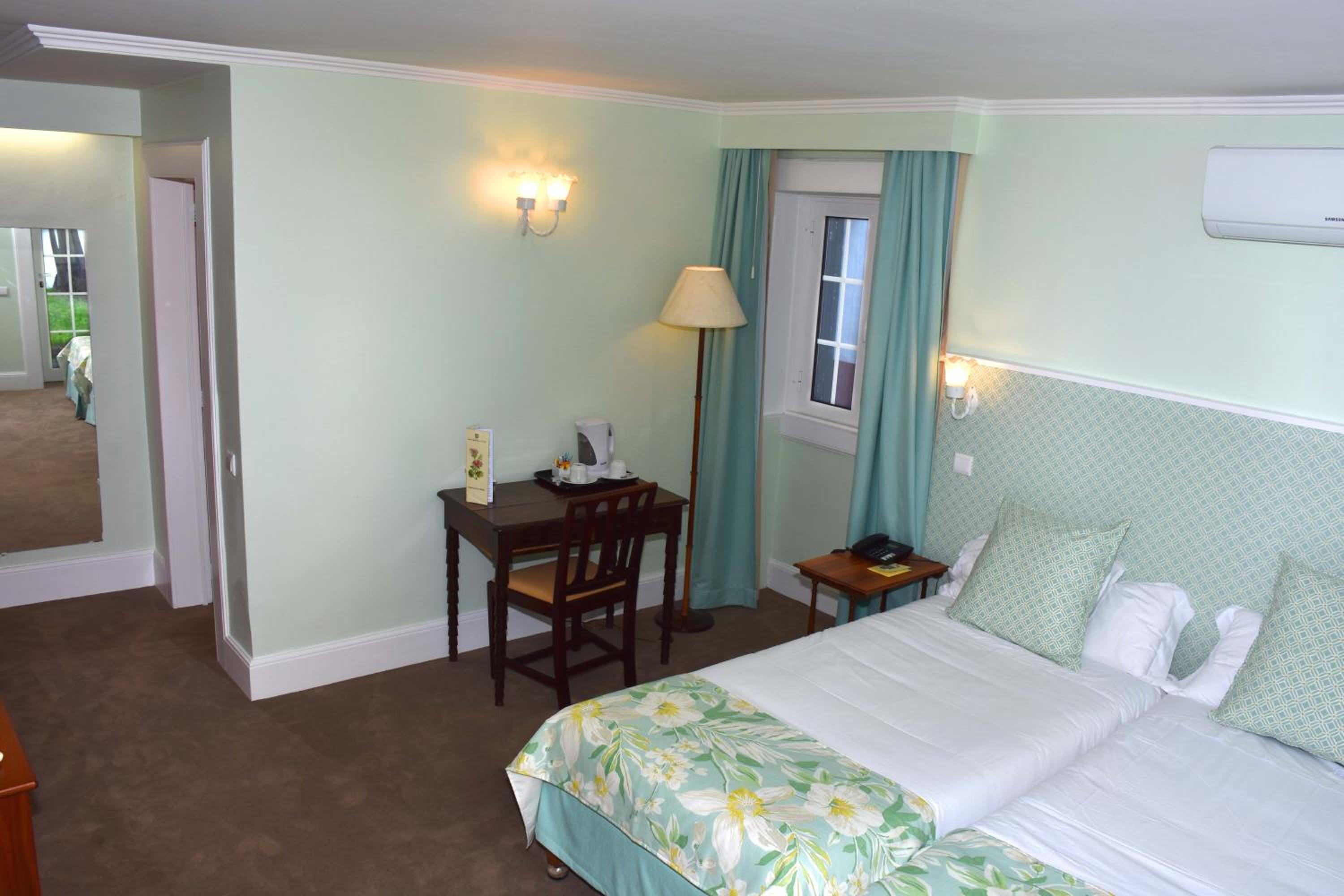 Double or Twin Room Pool Side thumbnail 5
