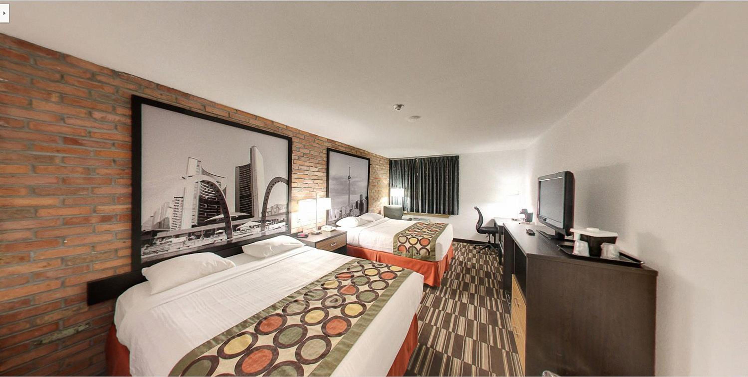 Deluxe Queen Room with Two Queen Beds - Non-Smoking - Photo 5
