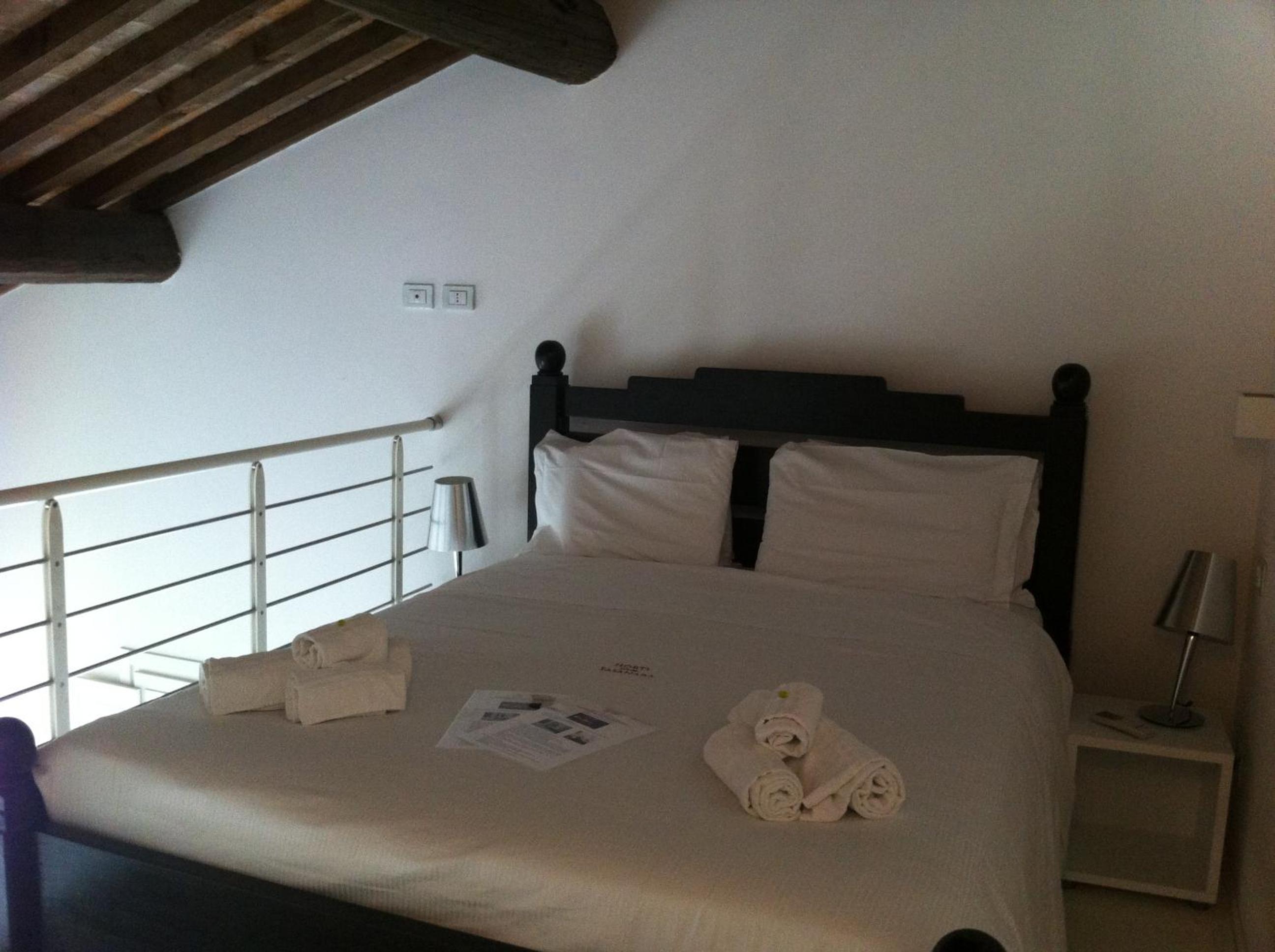 Deluxe Double Room - Photo 8