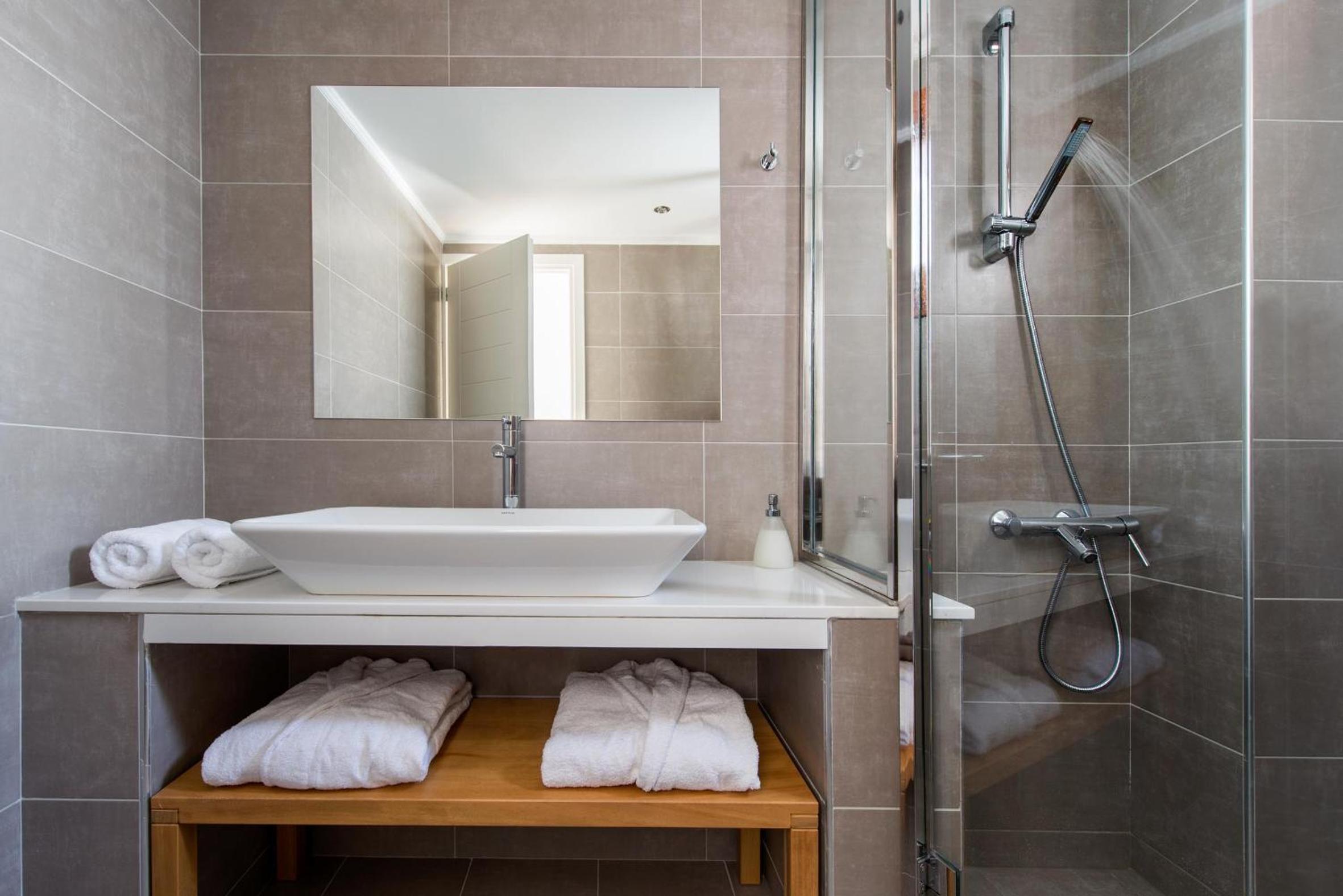 Deluxe Double Room with Hot Tub - Photo 4
