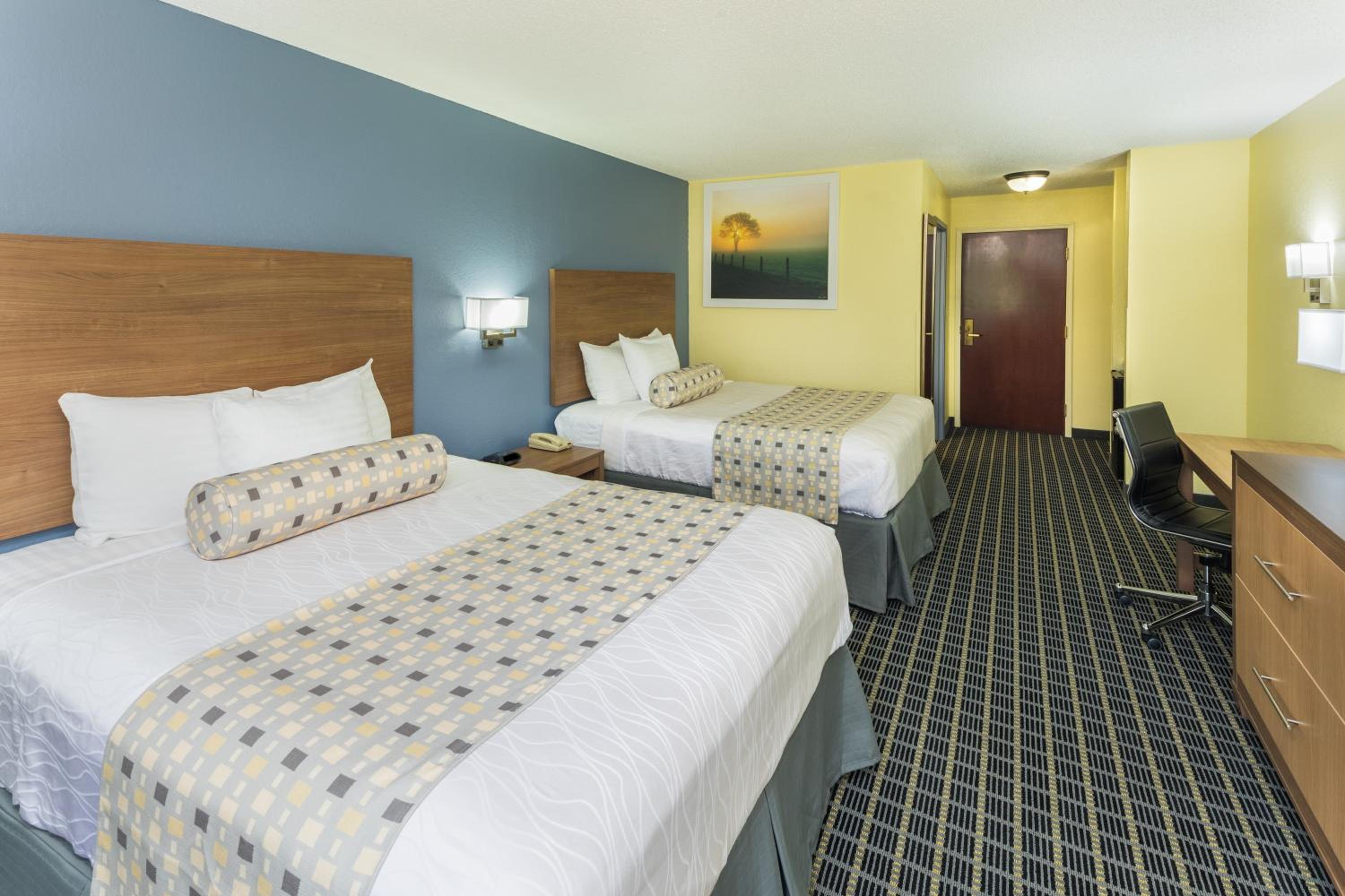 Queen Room with Two Queen Beds - Non-Smoking - Photo 1