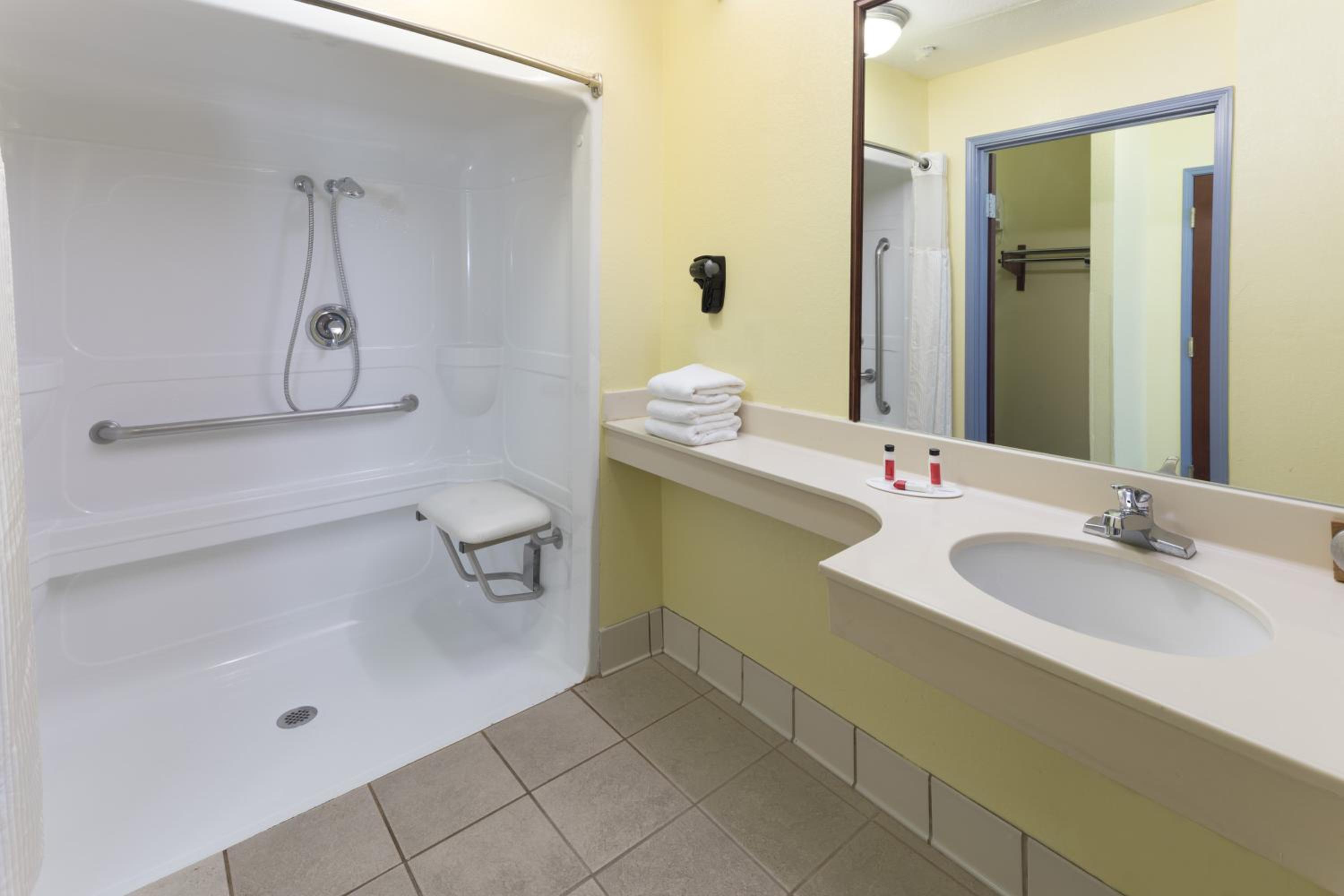 King Room - Disability Access/Non-Smoking - Photo 4