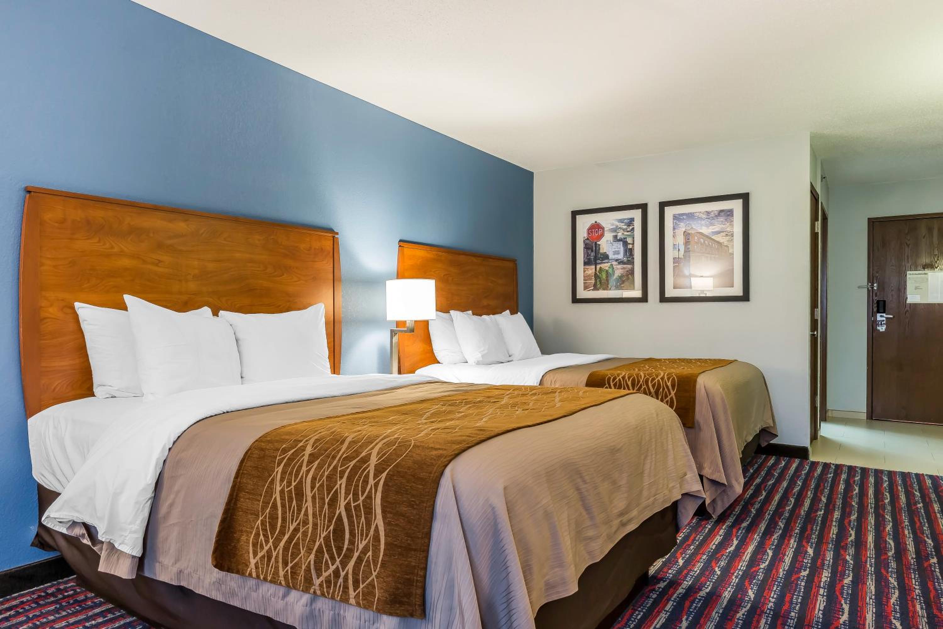 Standard Queen Room with Two Queen Beds - Non-Smoking - Photo 5