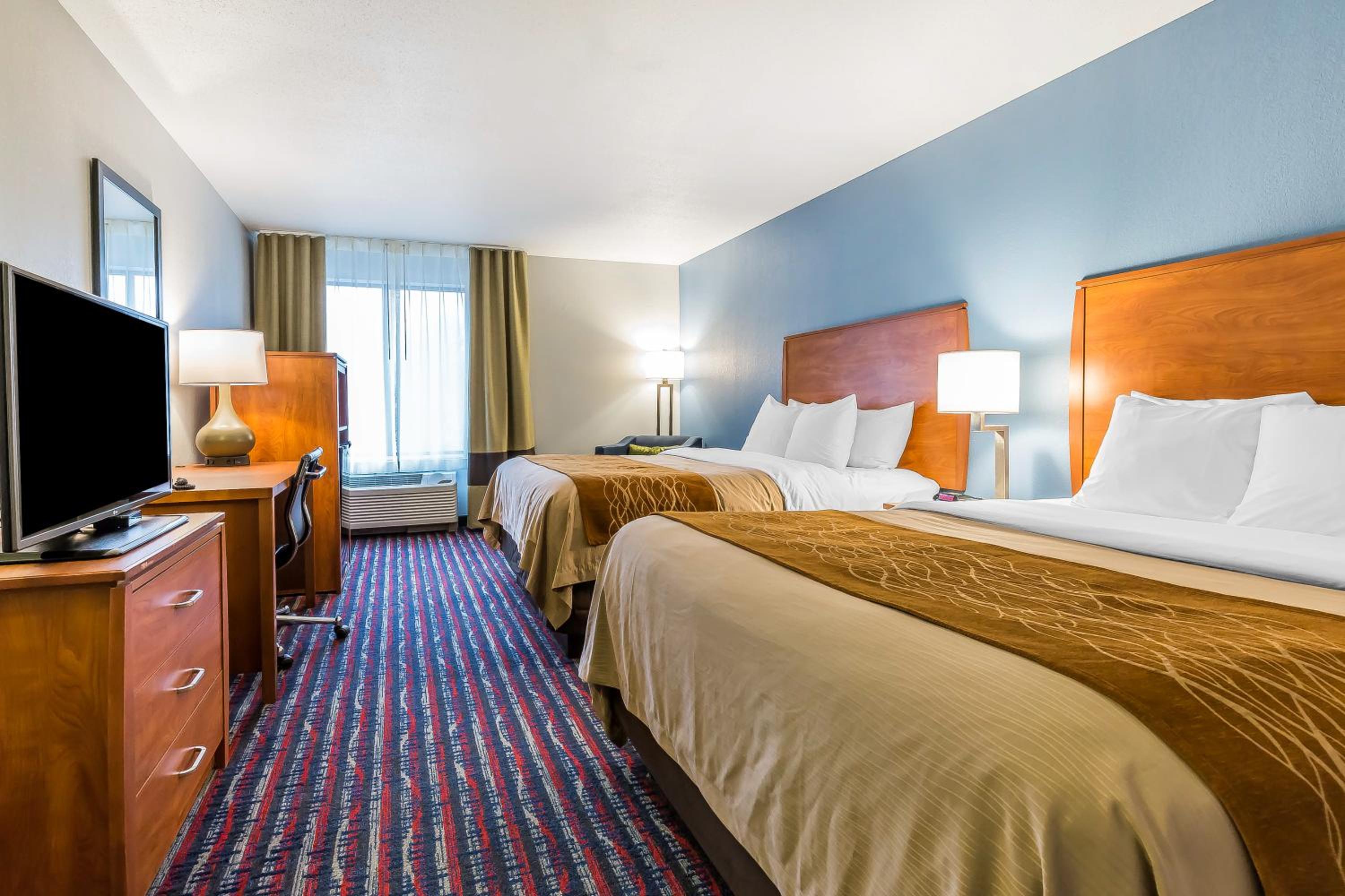 Standard Queen Room with Two Queen Beds - Non-Smoking - Photo 2
