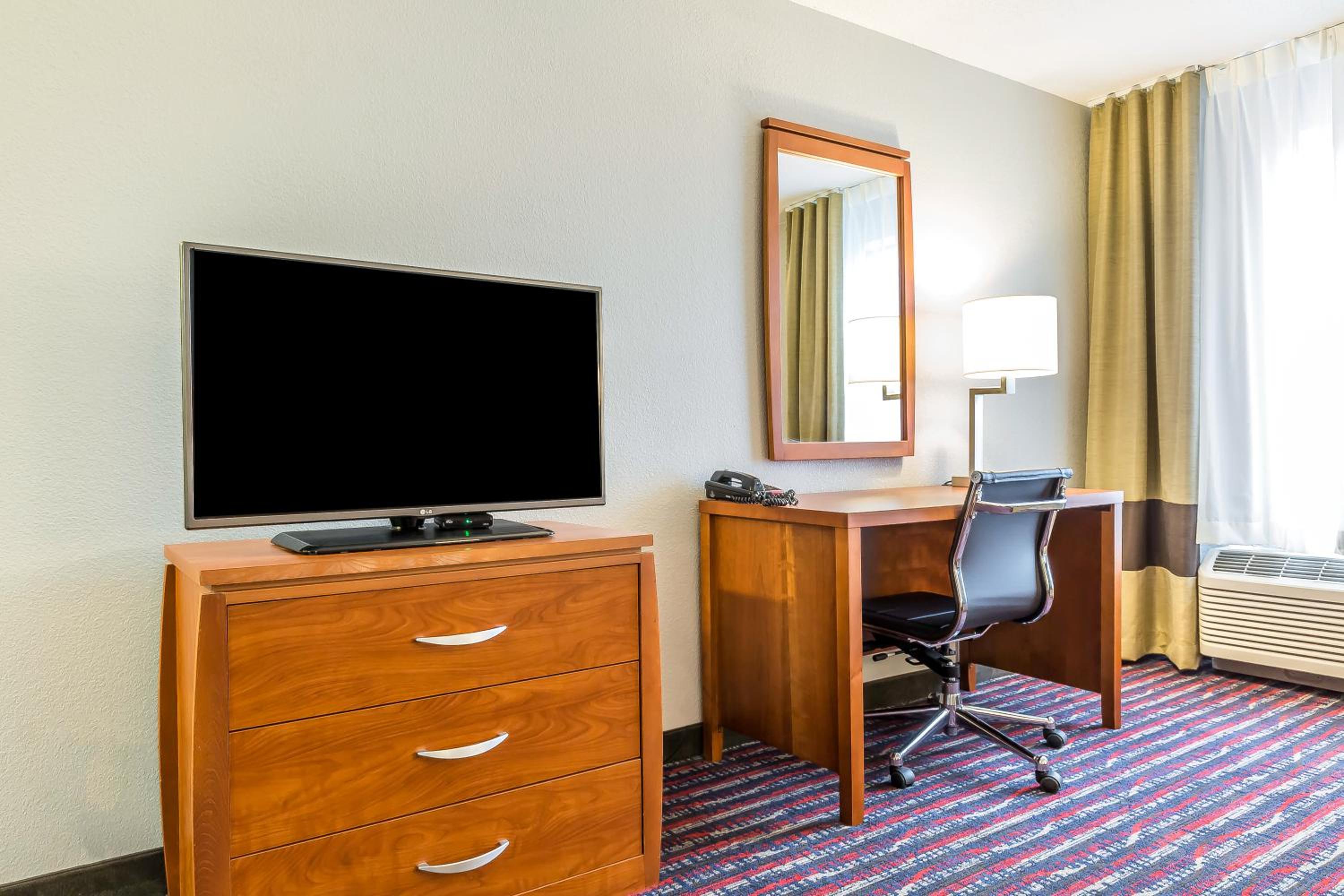 King Room - Non-Smoking - Photo 6