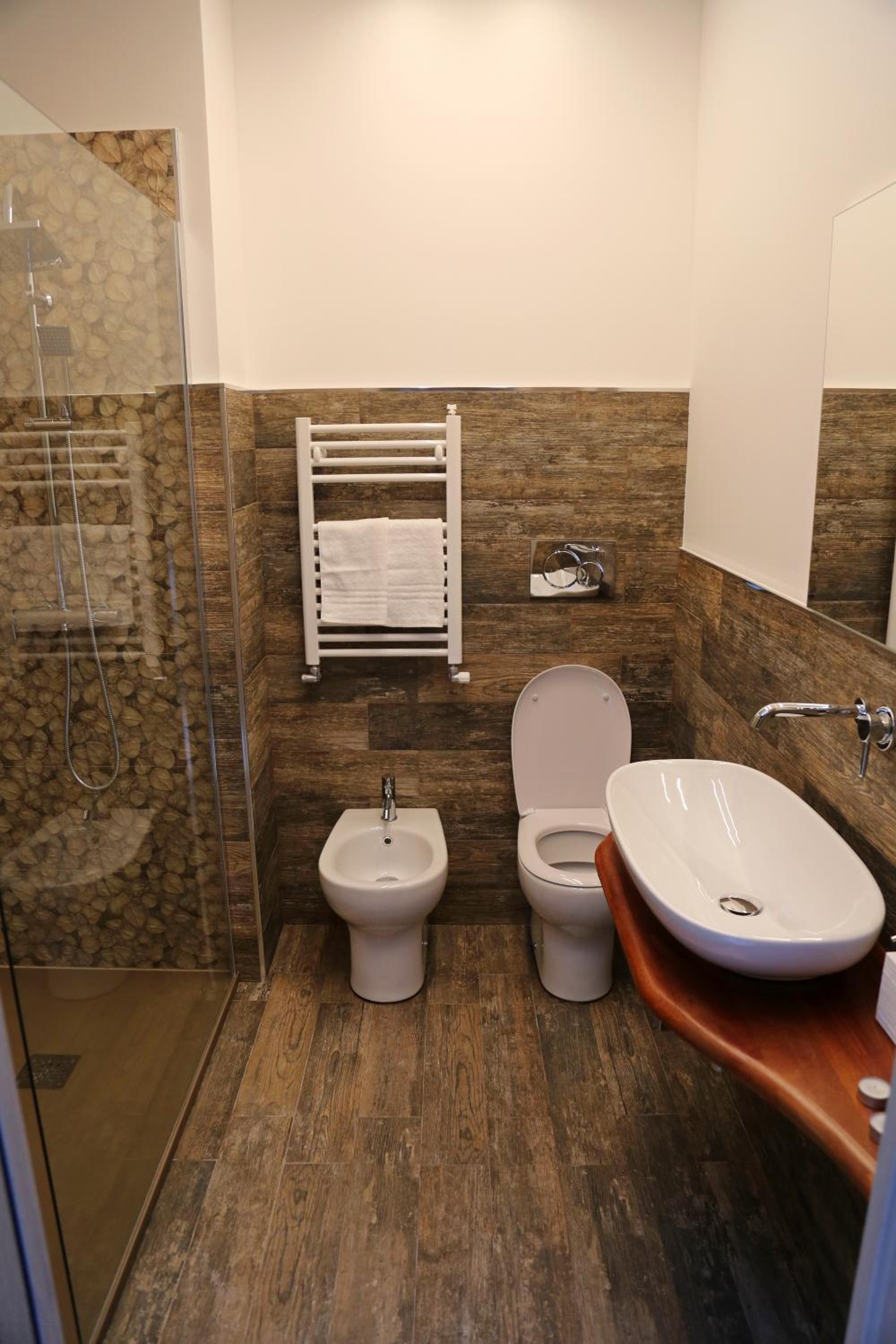 Double Room with Private Bathroom - Photo 17