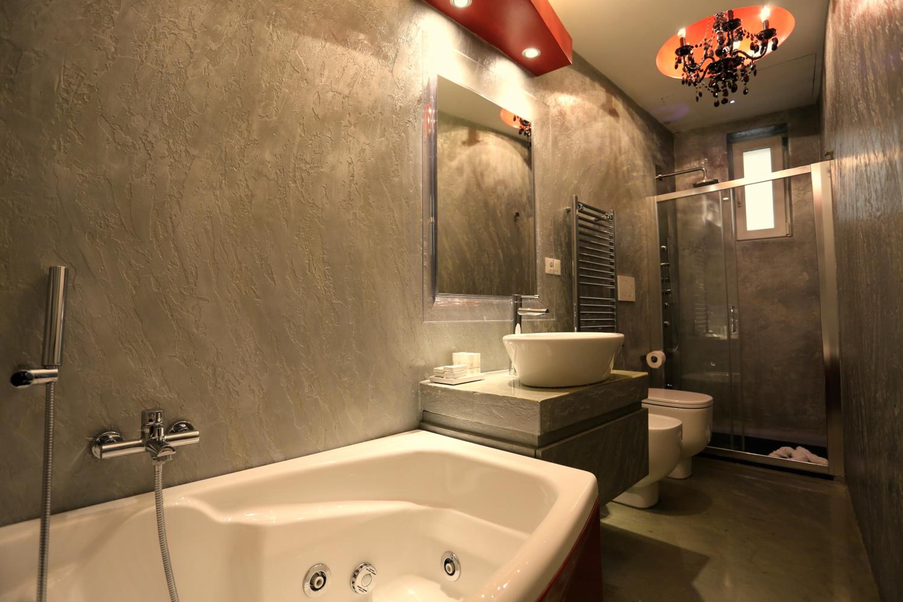 Junior Suite with Spa Bath and City View photo 2