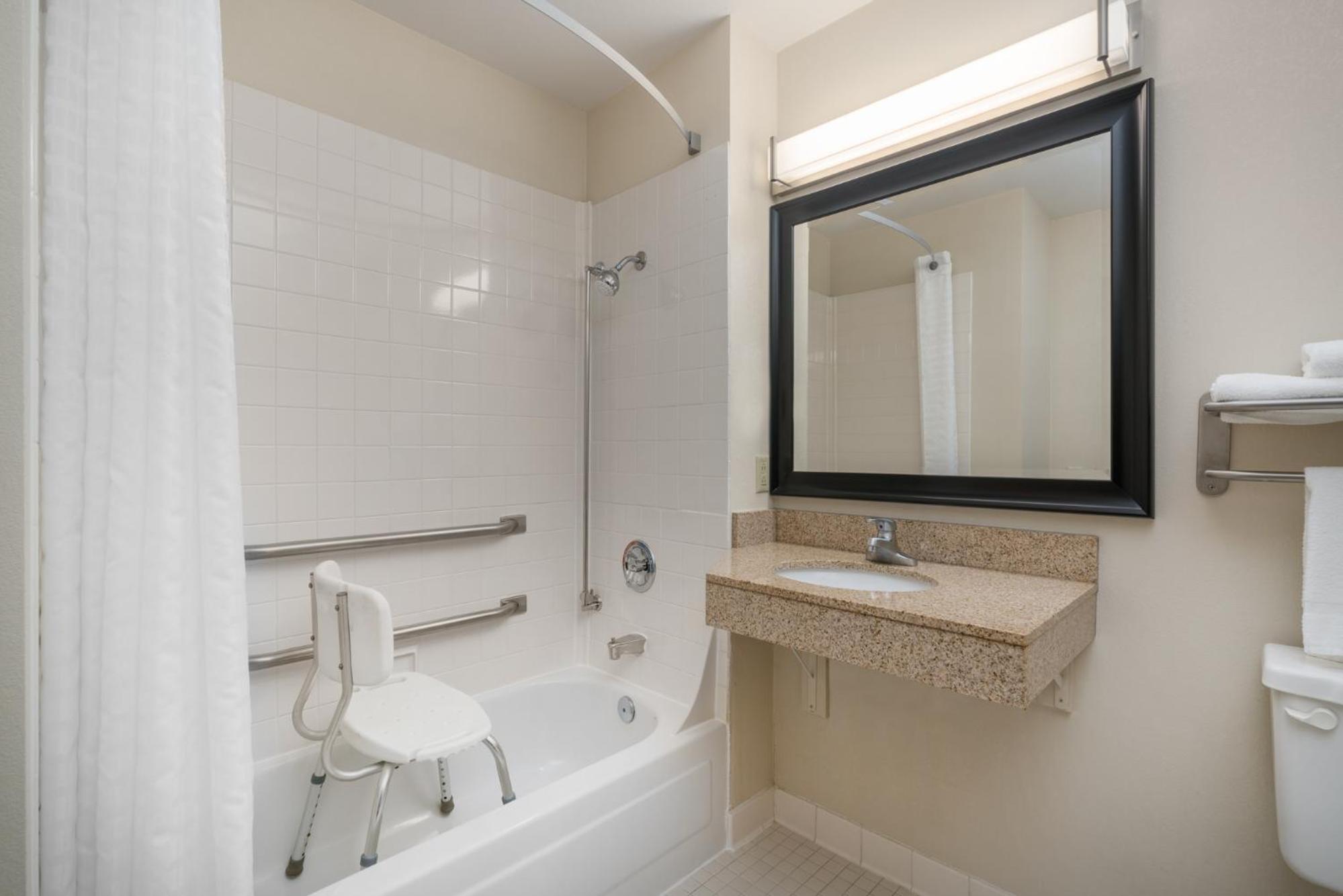 King Room - Mobility Access/Non-Smoking photo 2