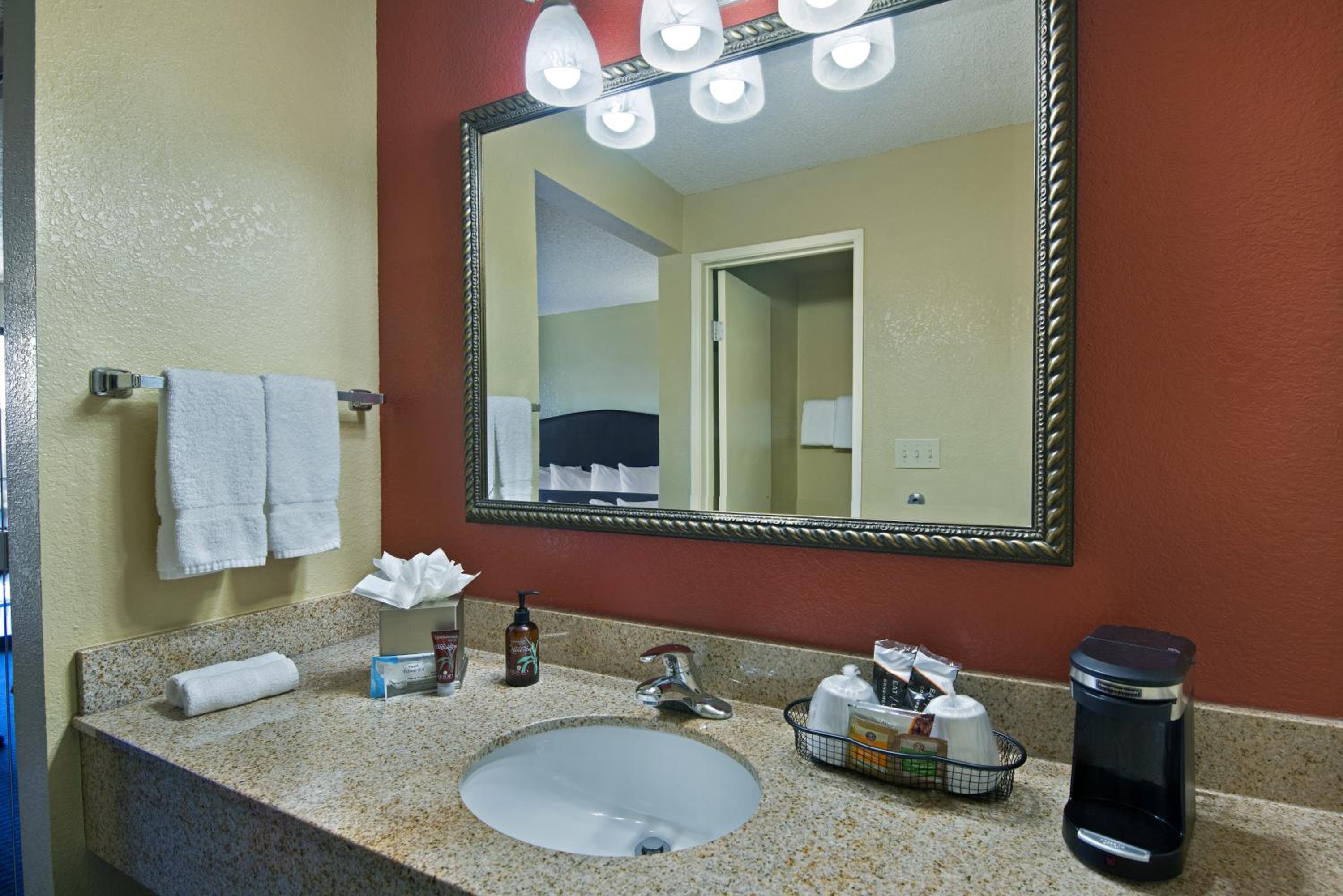 2 Queen Room - Photo 4