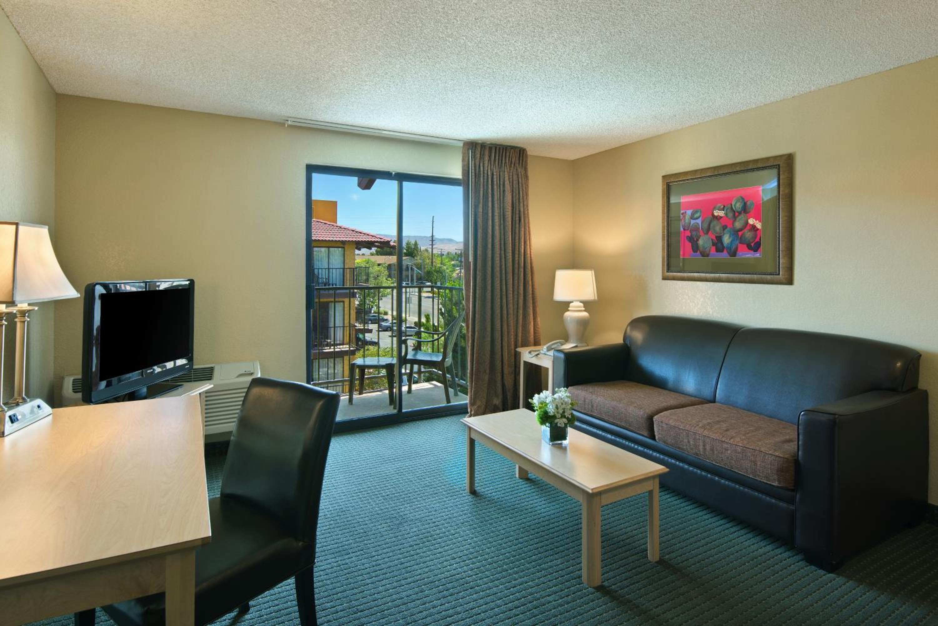  Balcony Extended Stay Queen Suite Kitchenette