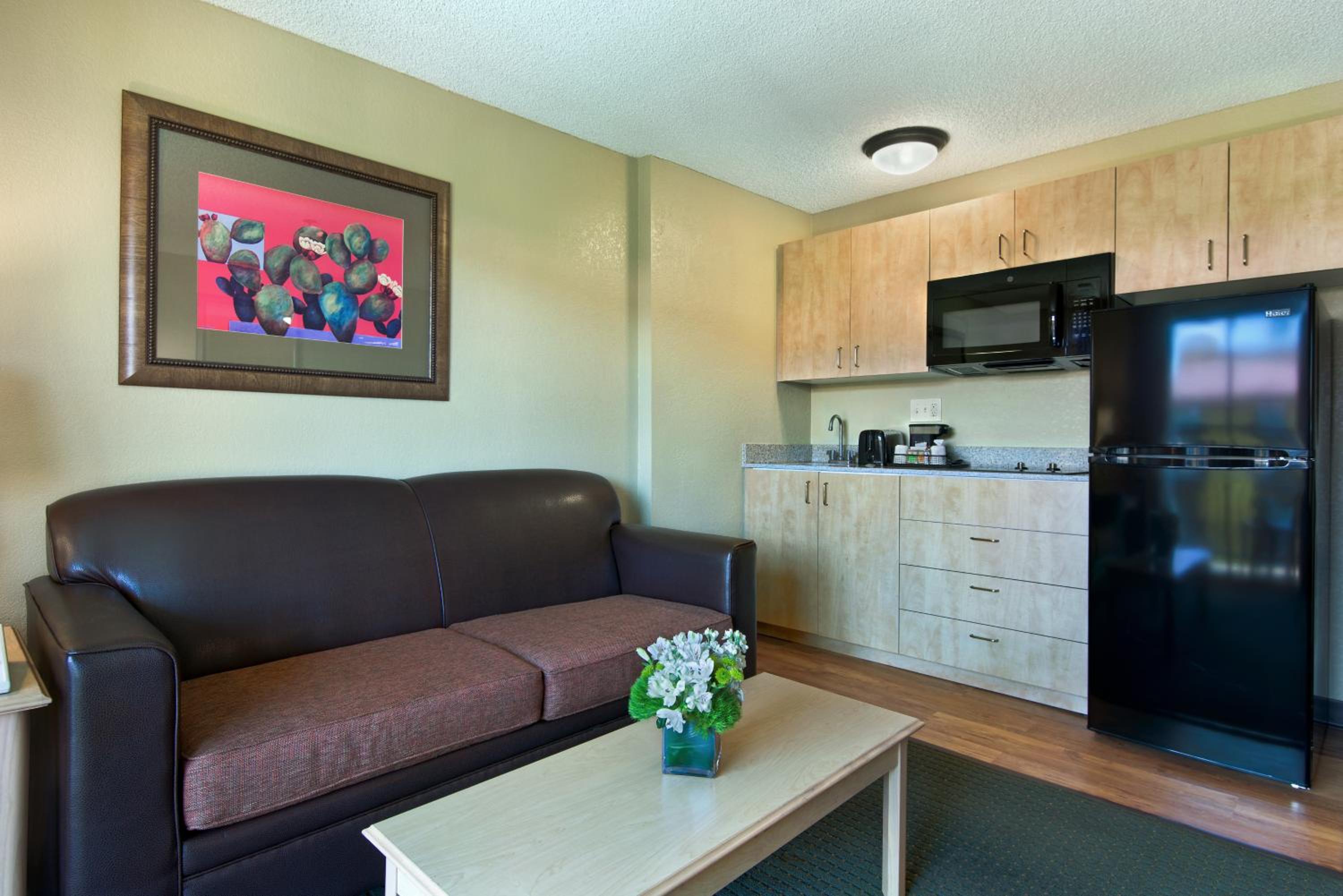 Queen Suite - Non Smoking - Photo 2