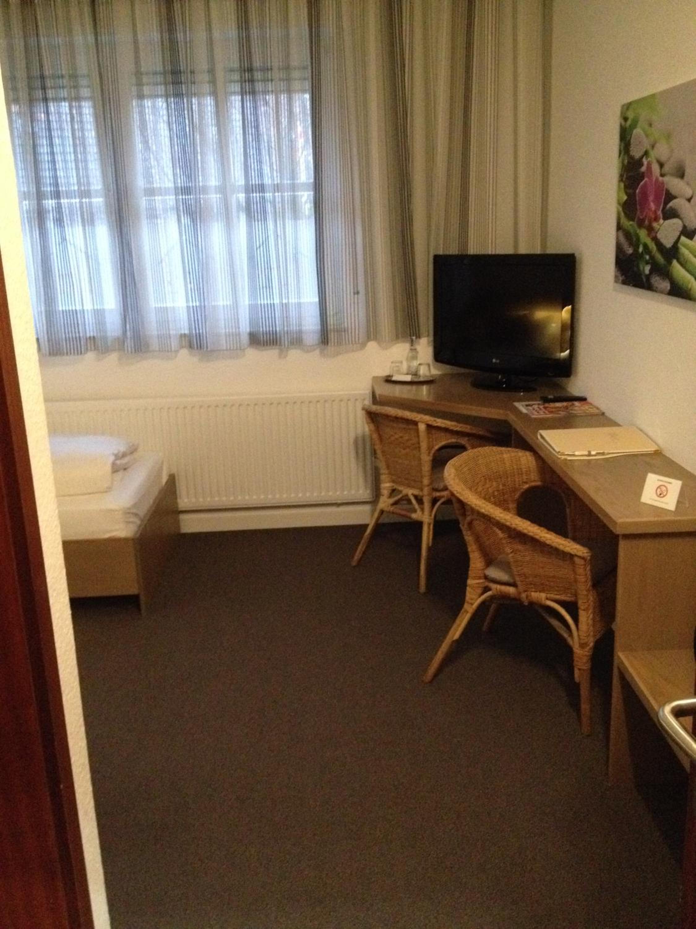 Twin Room - Photo 5