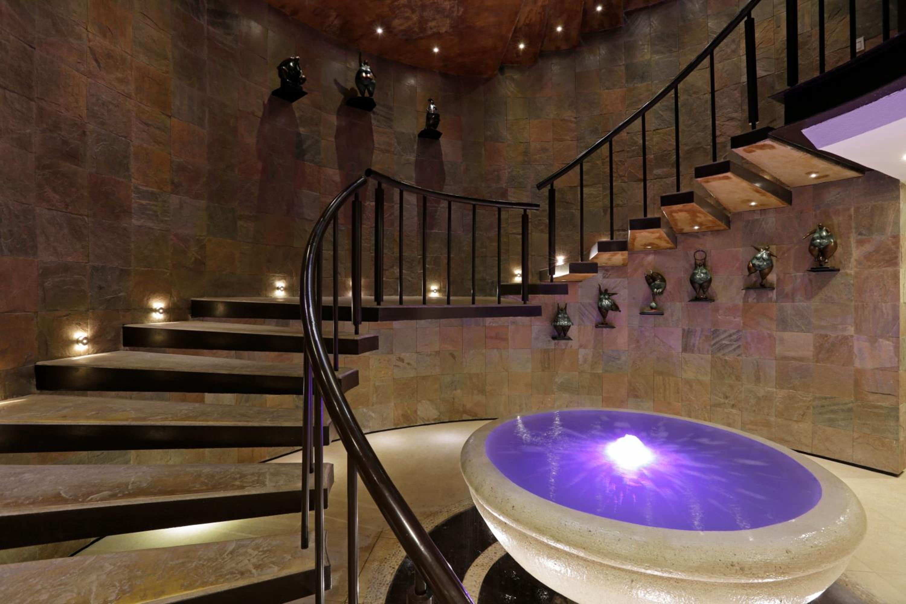 Suite with Two Double Beds with Spa Bath photo 2