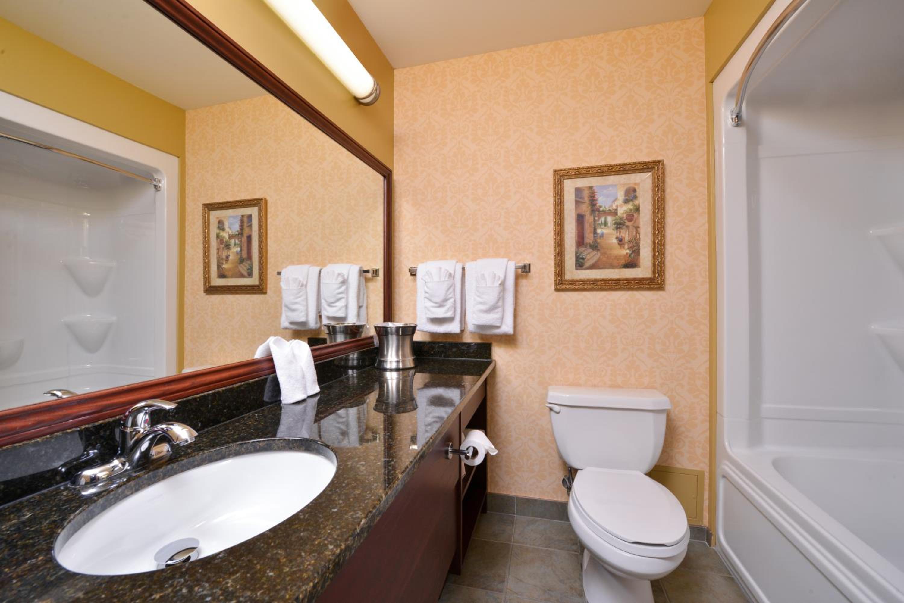 Queen Room with Two Queen Beds - Photo 5