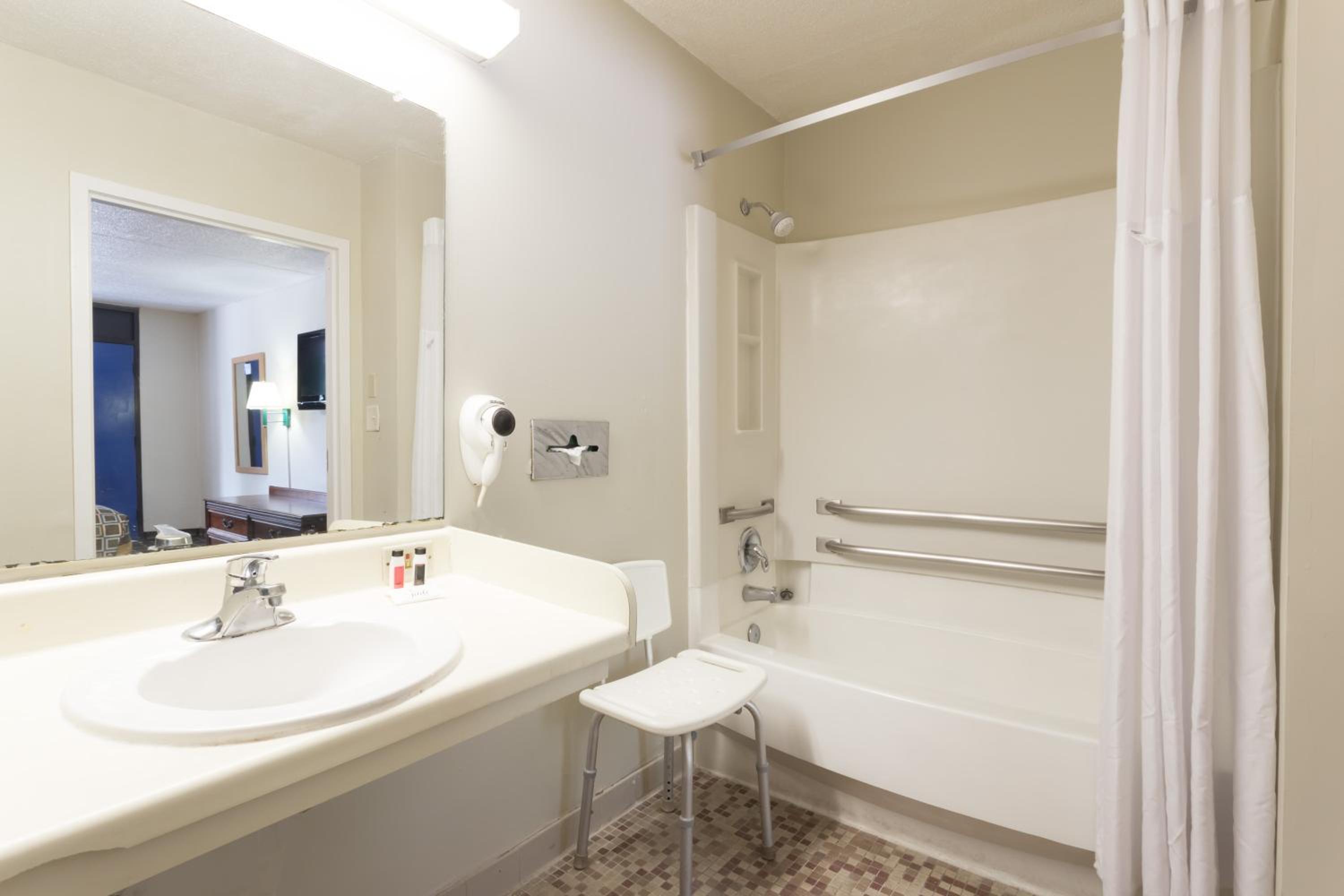 Queen Room - Disability Access/Non-Smoking - Photo 4