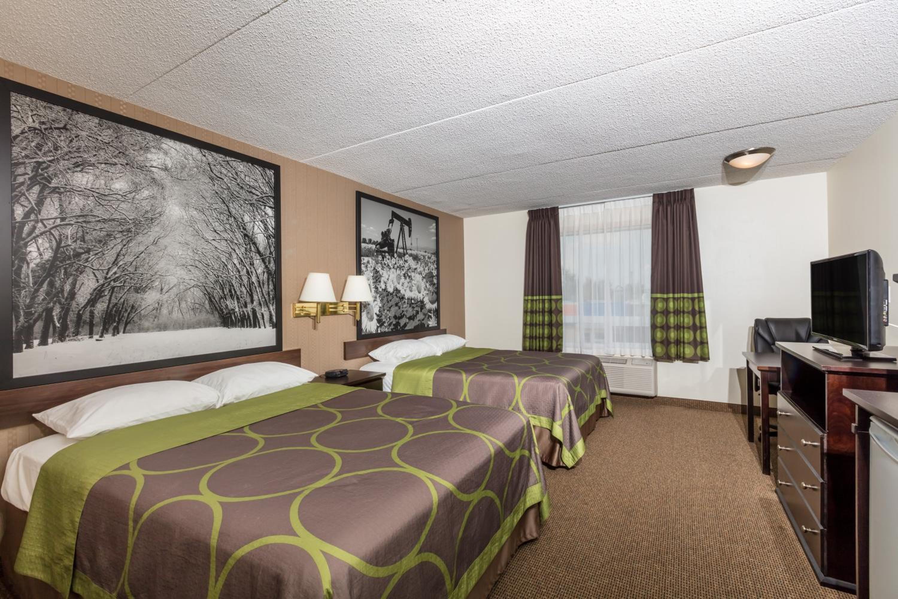 Queen Room with Two Queen Beds - Non-Smoking - Photo 1